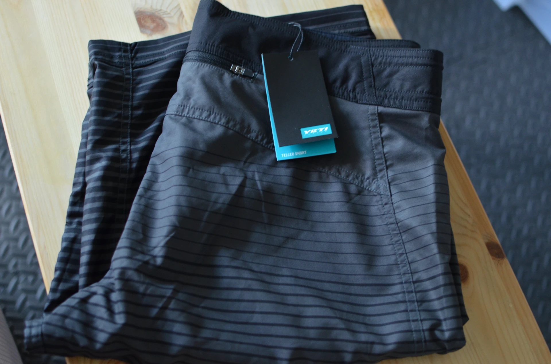 9. NOU! Pantaloni scurti YETI Cycles Teller
