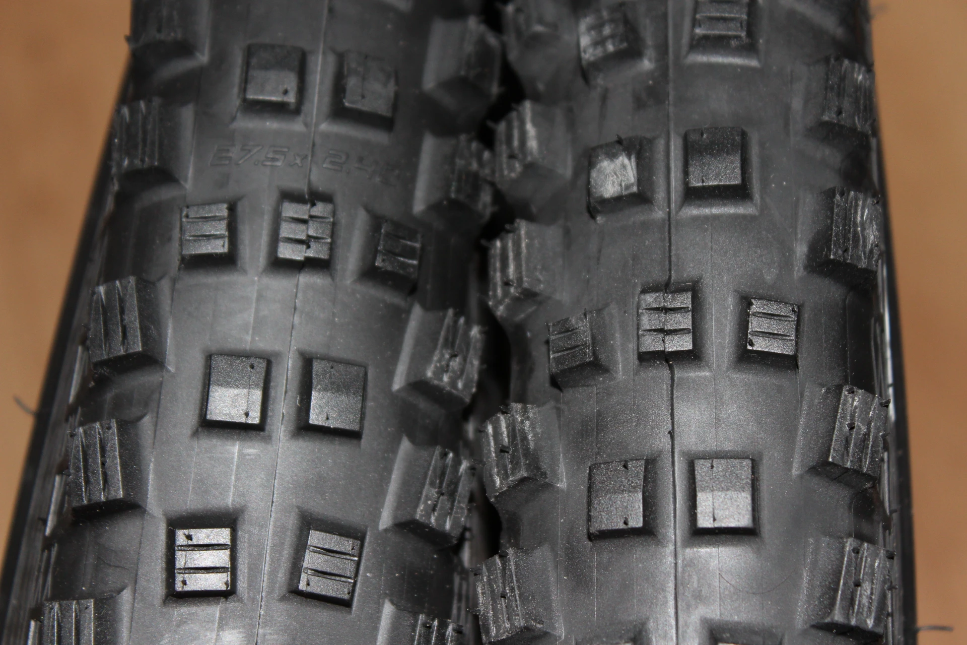 4. Schwalbe Magic Mary Addix TwinSkin 27.5x2.40 - sarma