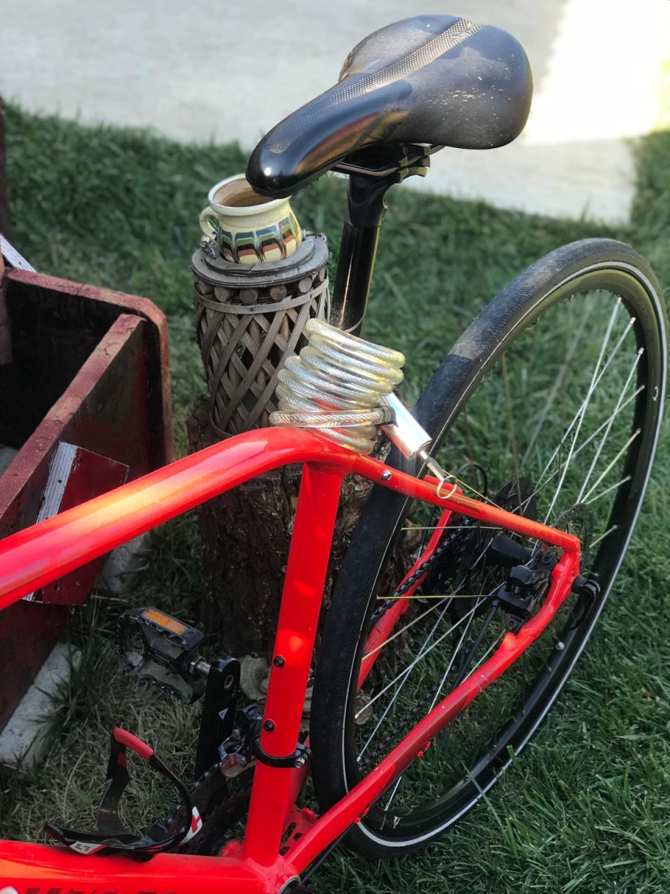 1. Vând bicicleta specialized