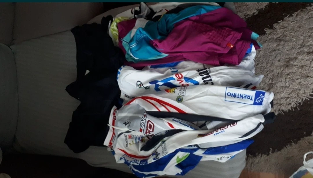1. Diverse echipamente ciclism (Specialized, Cube, Fox, Shimano)