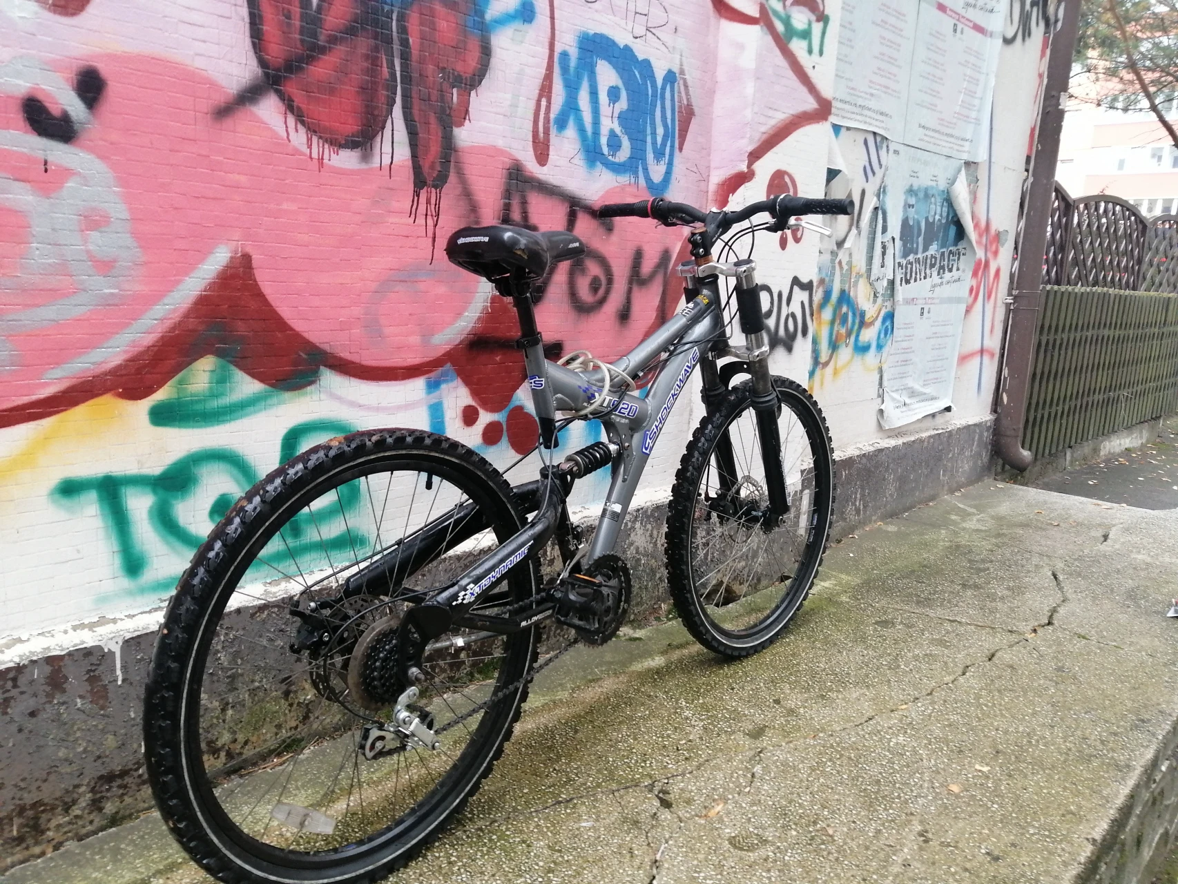 1. Vând bicileta full suspension cu frâne pe disc