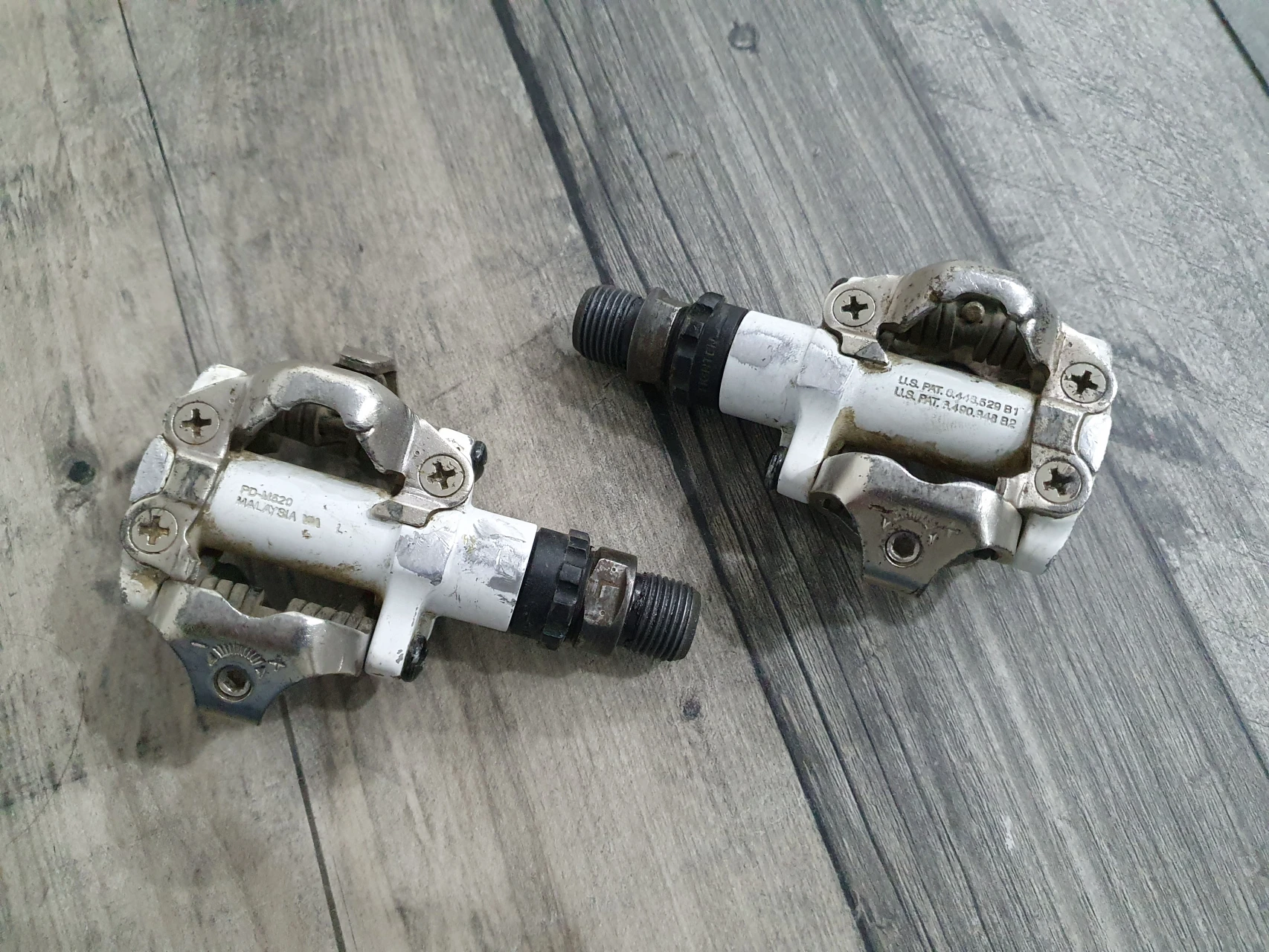 4. Pedale SPD Shimano PD-M520 Alb look