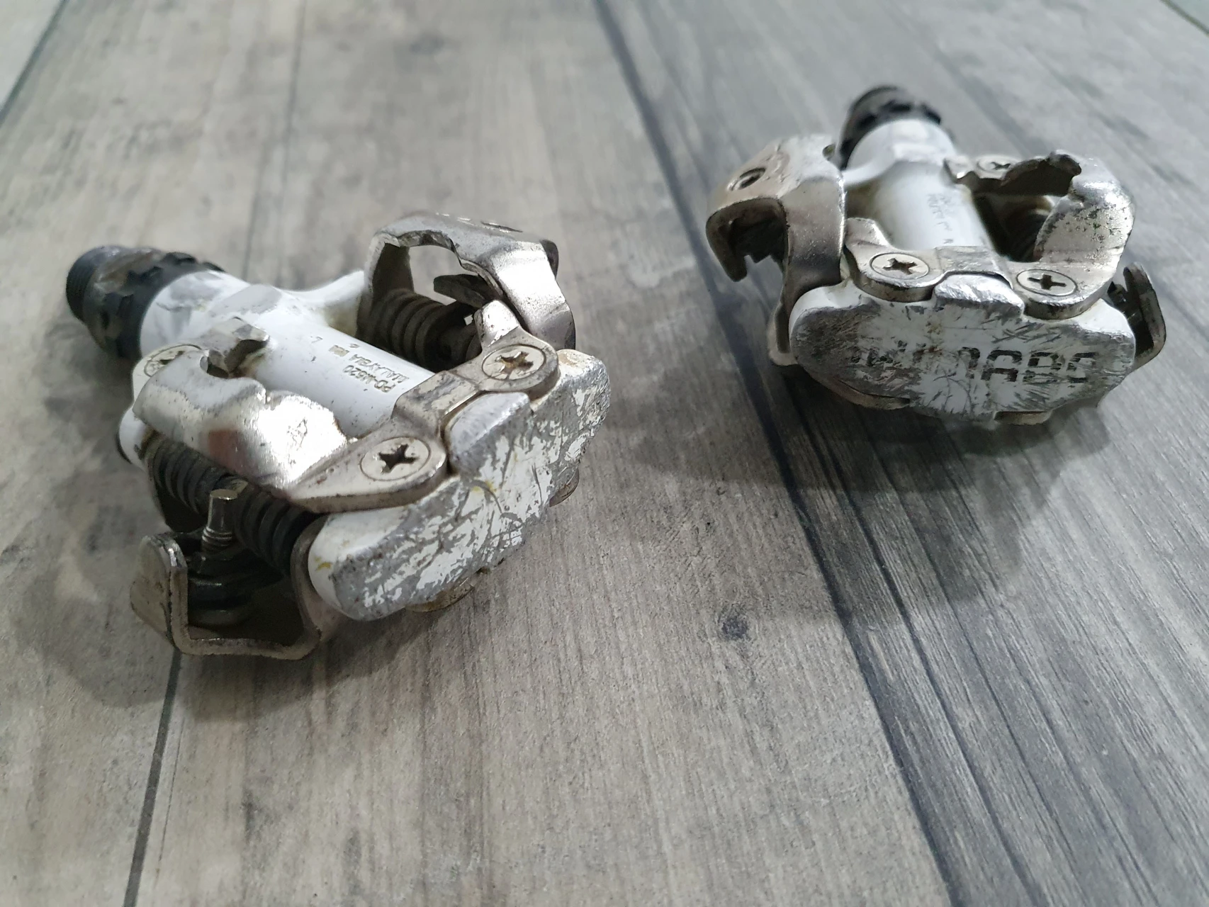 2. Pedale SPD Shimano PD-M520 Alb look