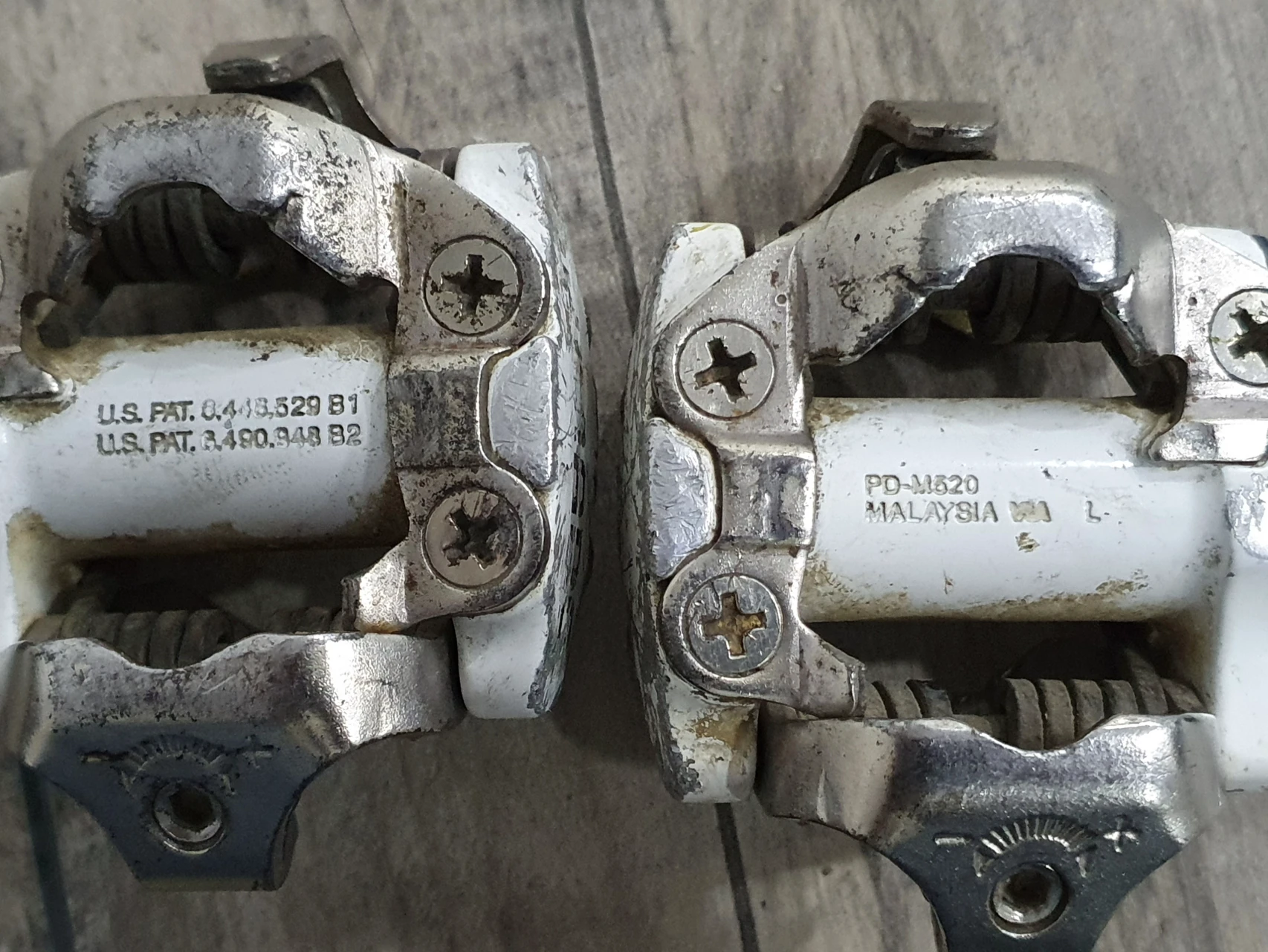 1. Pedale SPD Shimano PD-M520 Alb look
