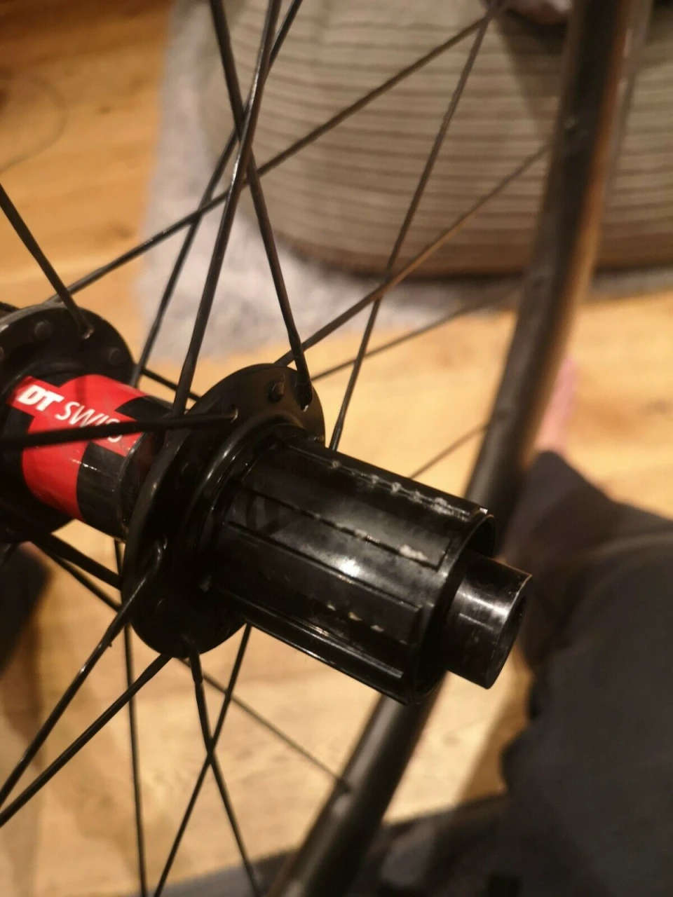 1. Roata carbon handsling 55mm disc dt swiss