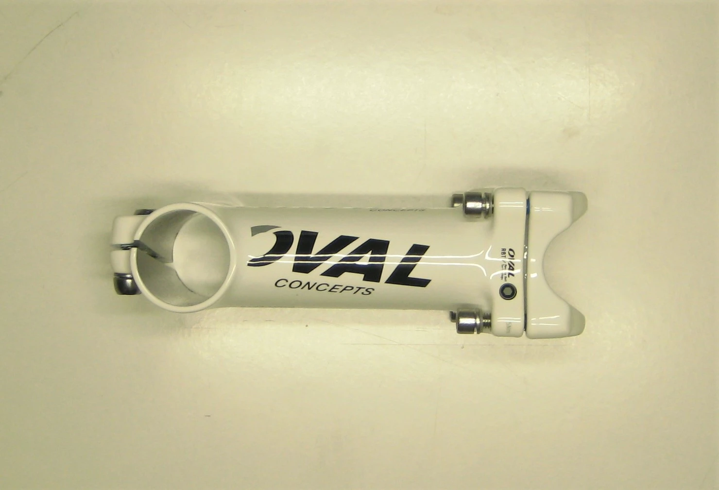 1. Pipa Oval Concepts R300 alb, noua