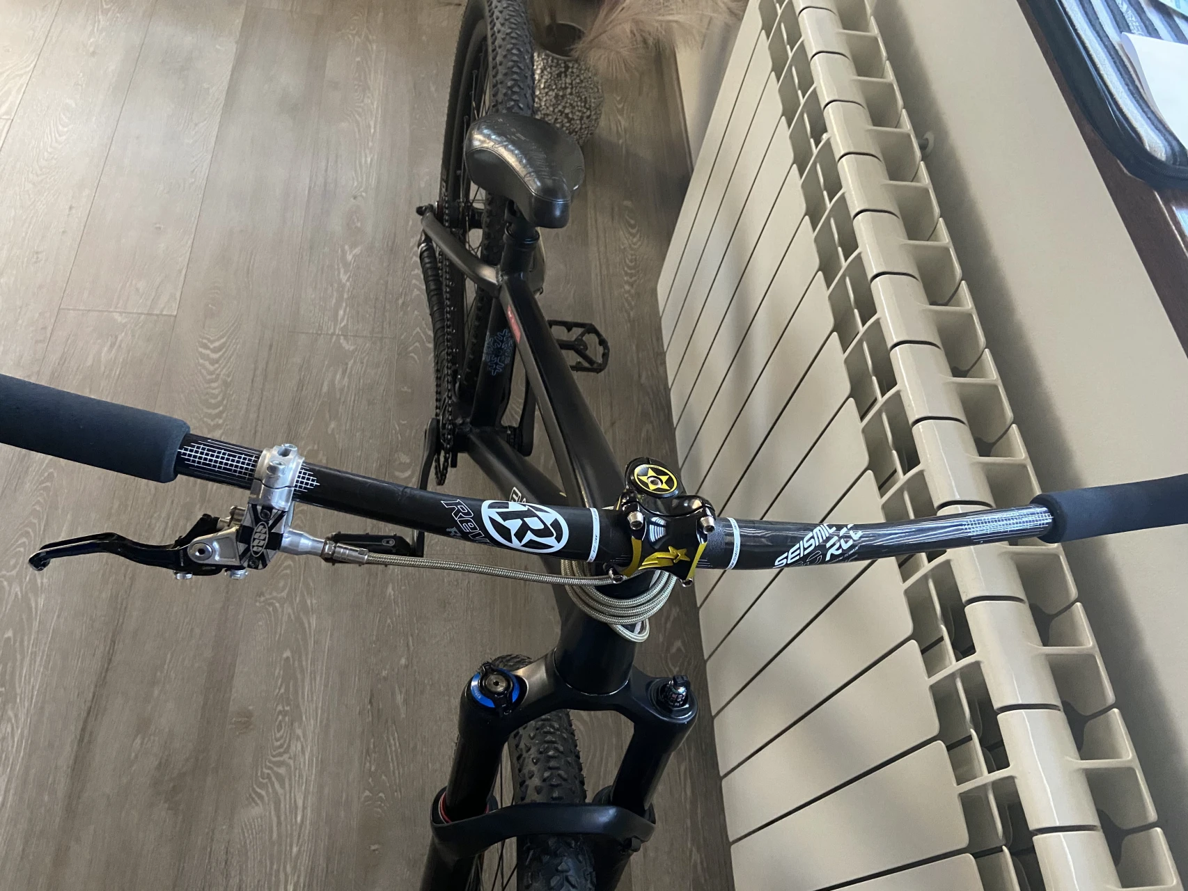 1. Ghidon Reverse Seismic RCC 790(carbon)