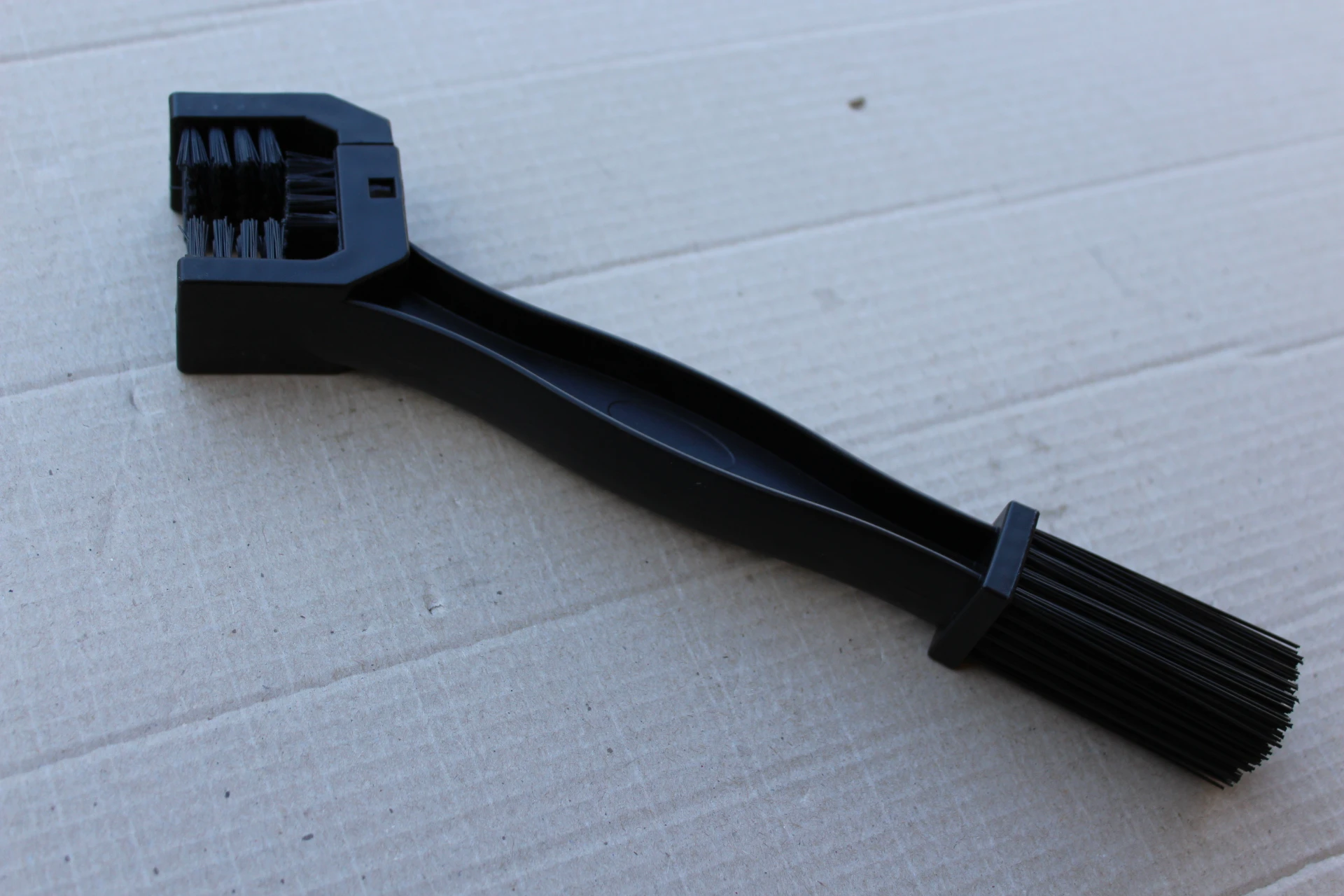 1. Perie Curatat Lant si Pinioane M-Wave ”Chain cog brush”