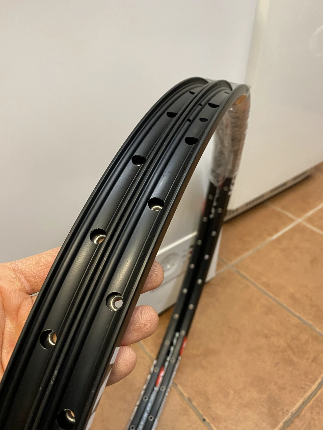 1. Jante Kore XCD Black 27.5", 32 gauri, capsate, pentru disc