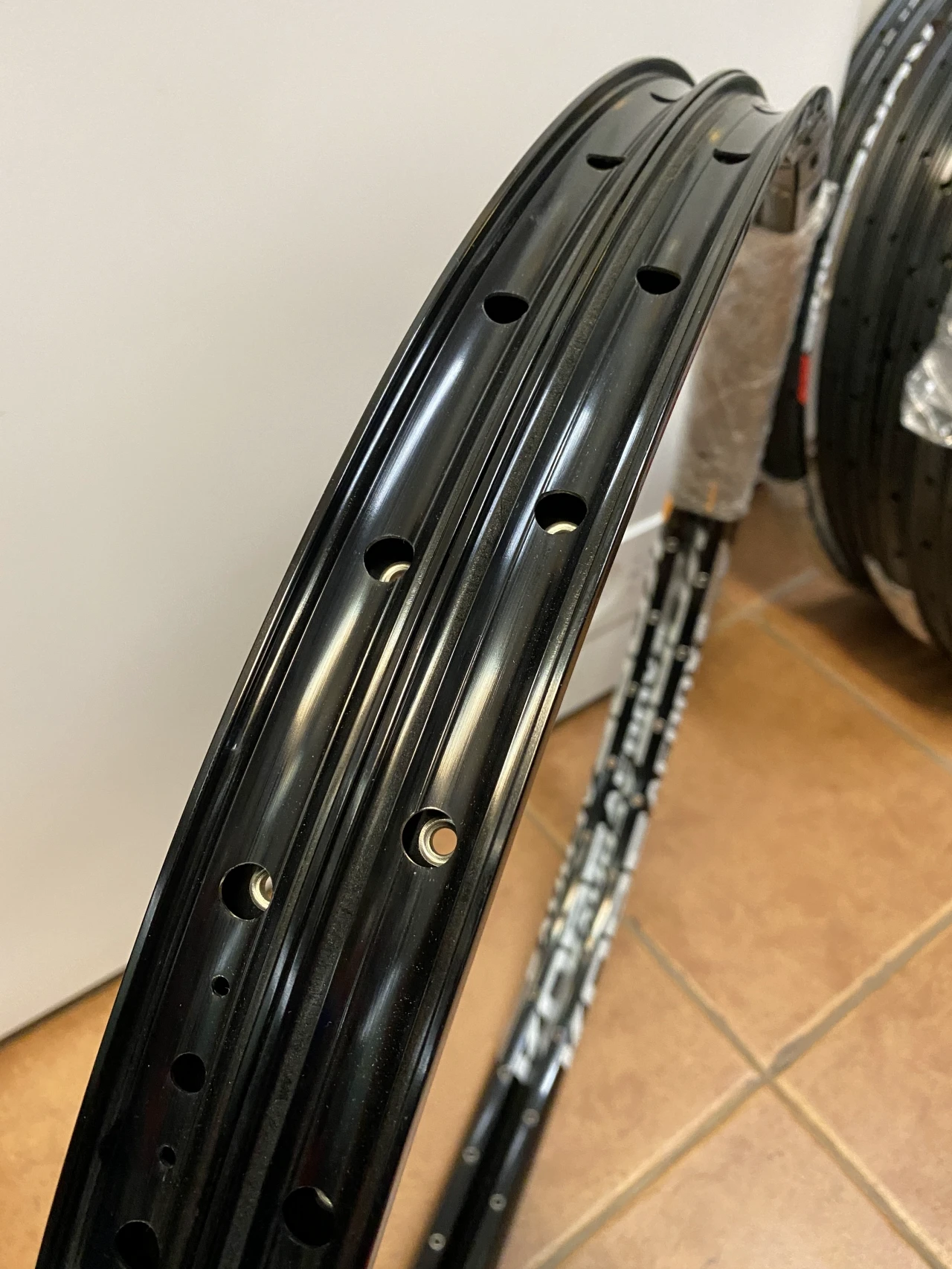 1. Jante Kore AEROX Black 29", 32 gauri, capsate, pentru disc