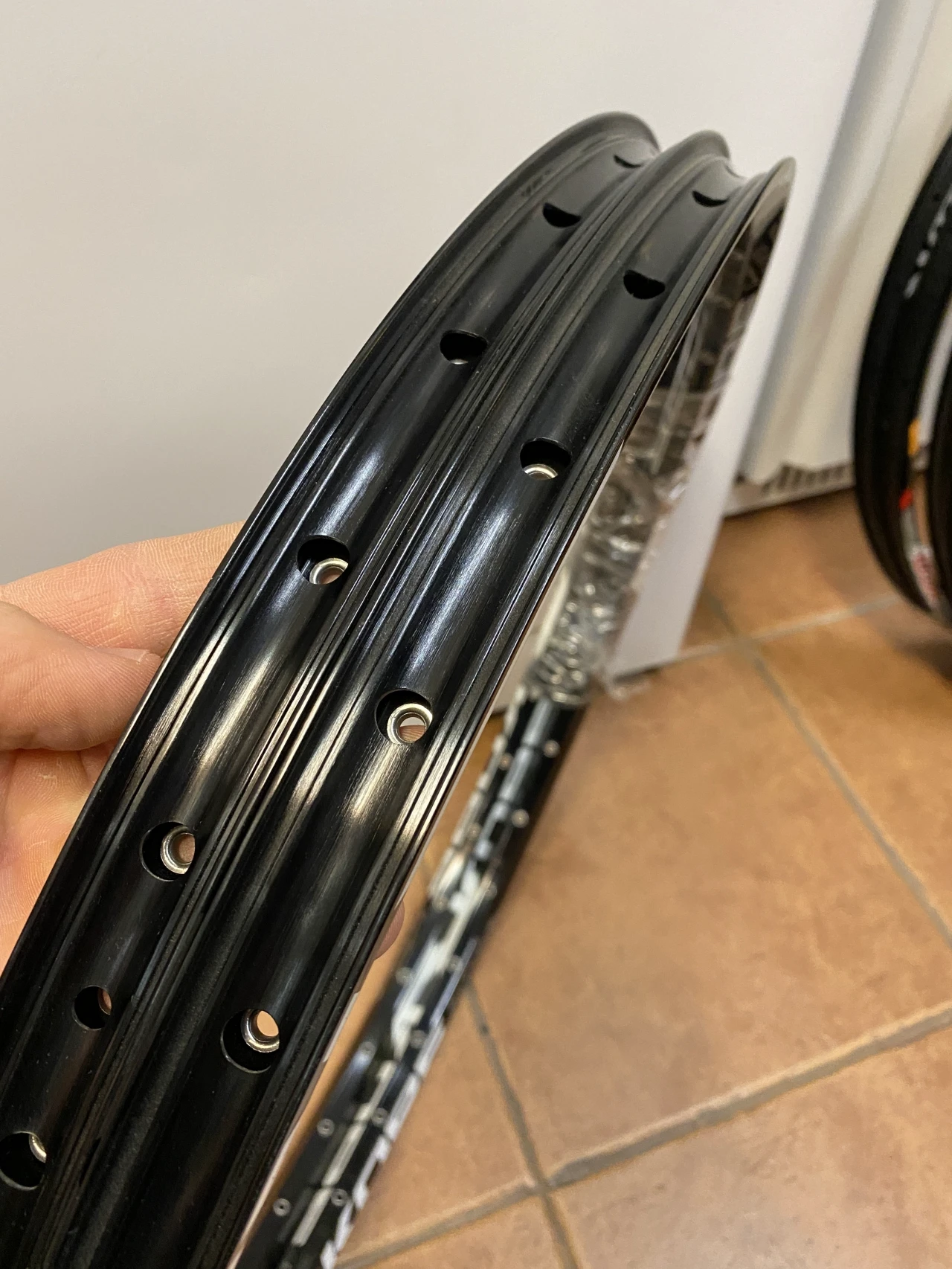 1. Jante Kore DUROX Black 26", 32 gauri, capsate, pentru disc