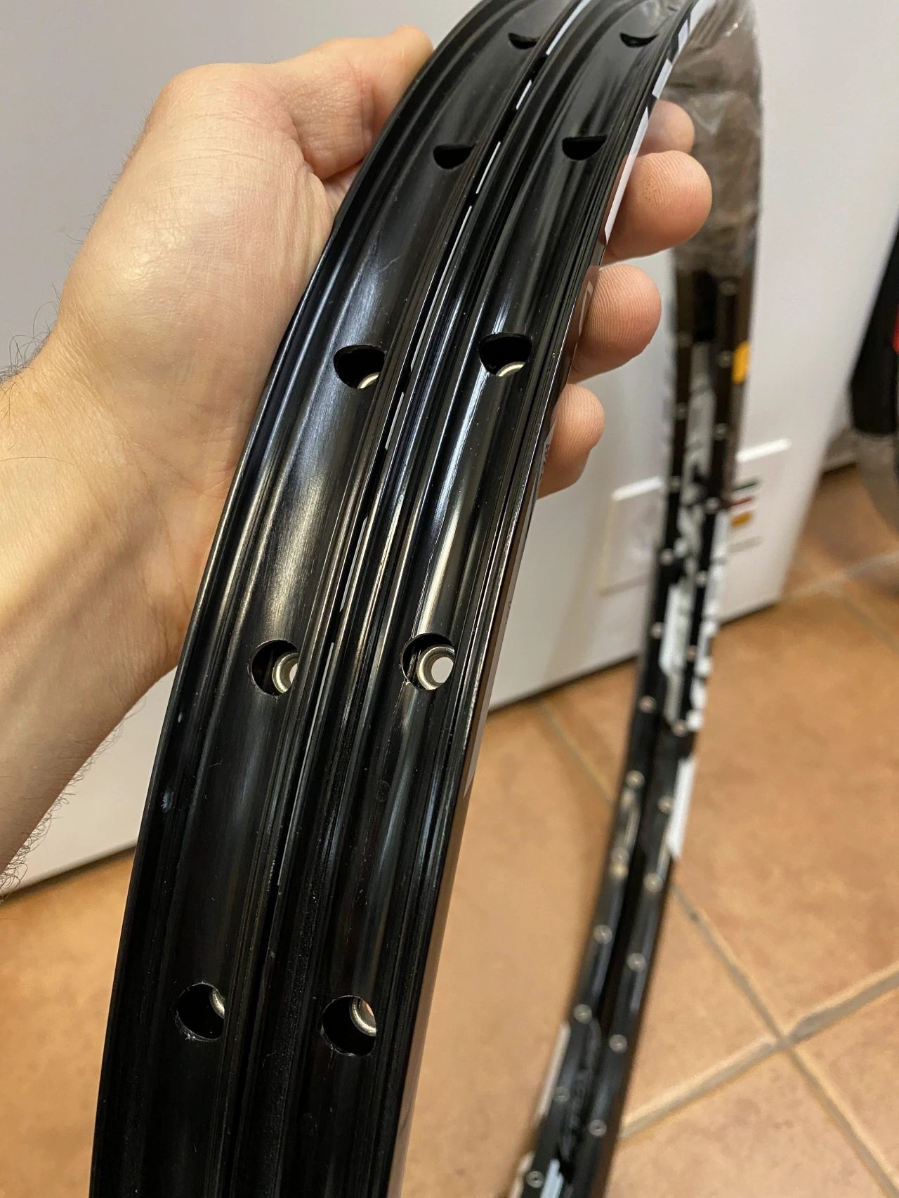 1. Jante Kore DUROX Black 27.5", 32 gauri, capsate, pentru disc