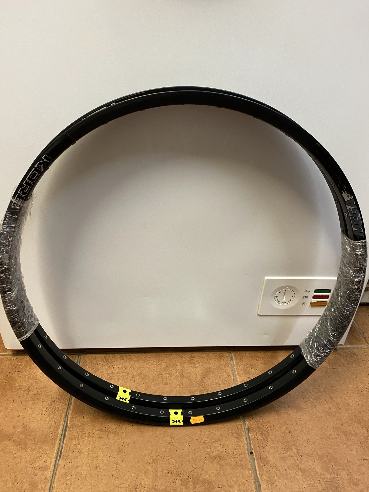 3. Jante Kore MEGA Black 26", 32 gauri, capsate, pentru disc