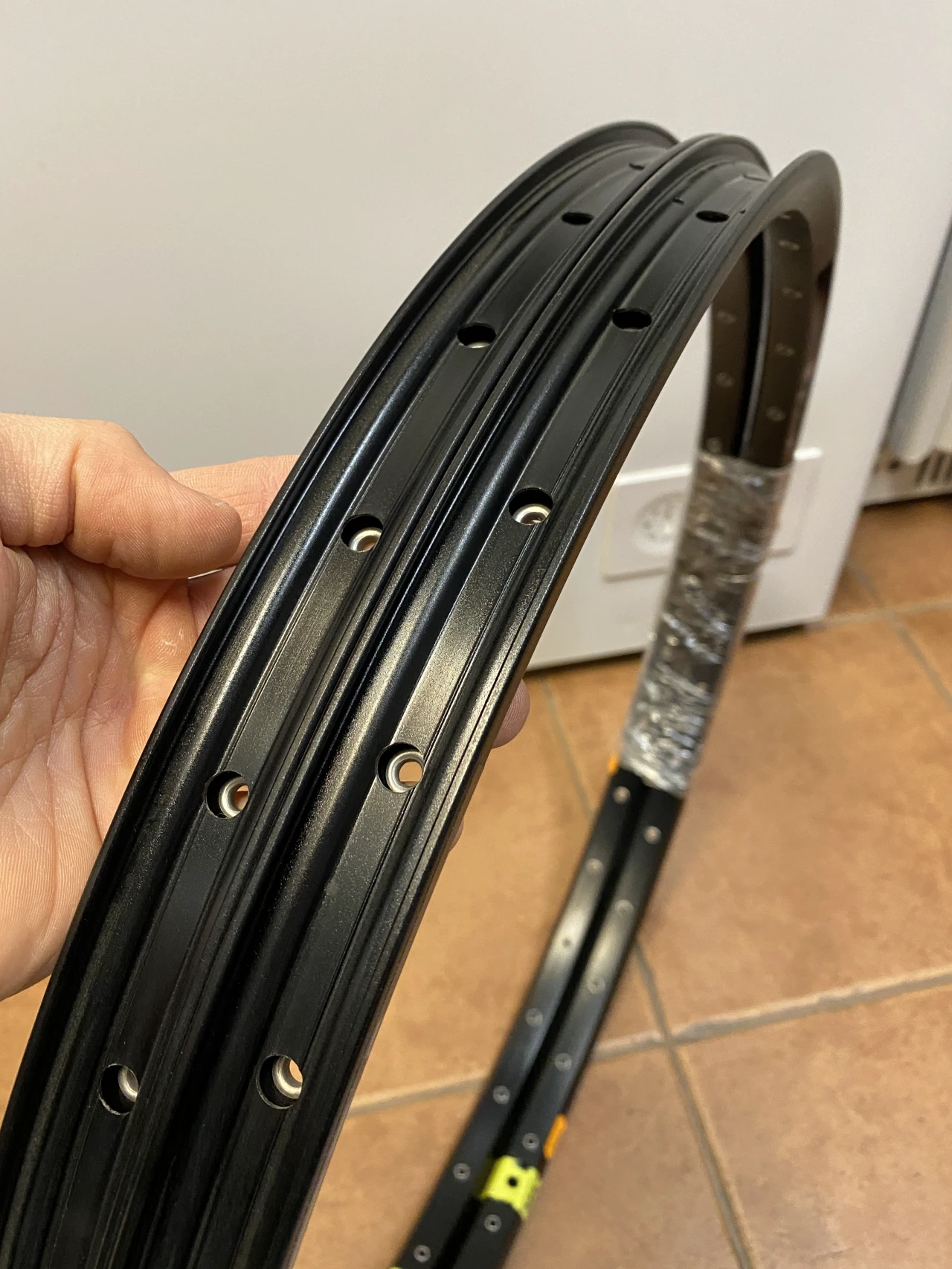 1. Jante Kore MEGA Black 26", 32 gauri, capsate, pentru disc