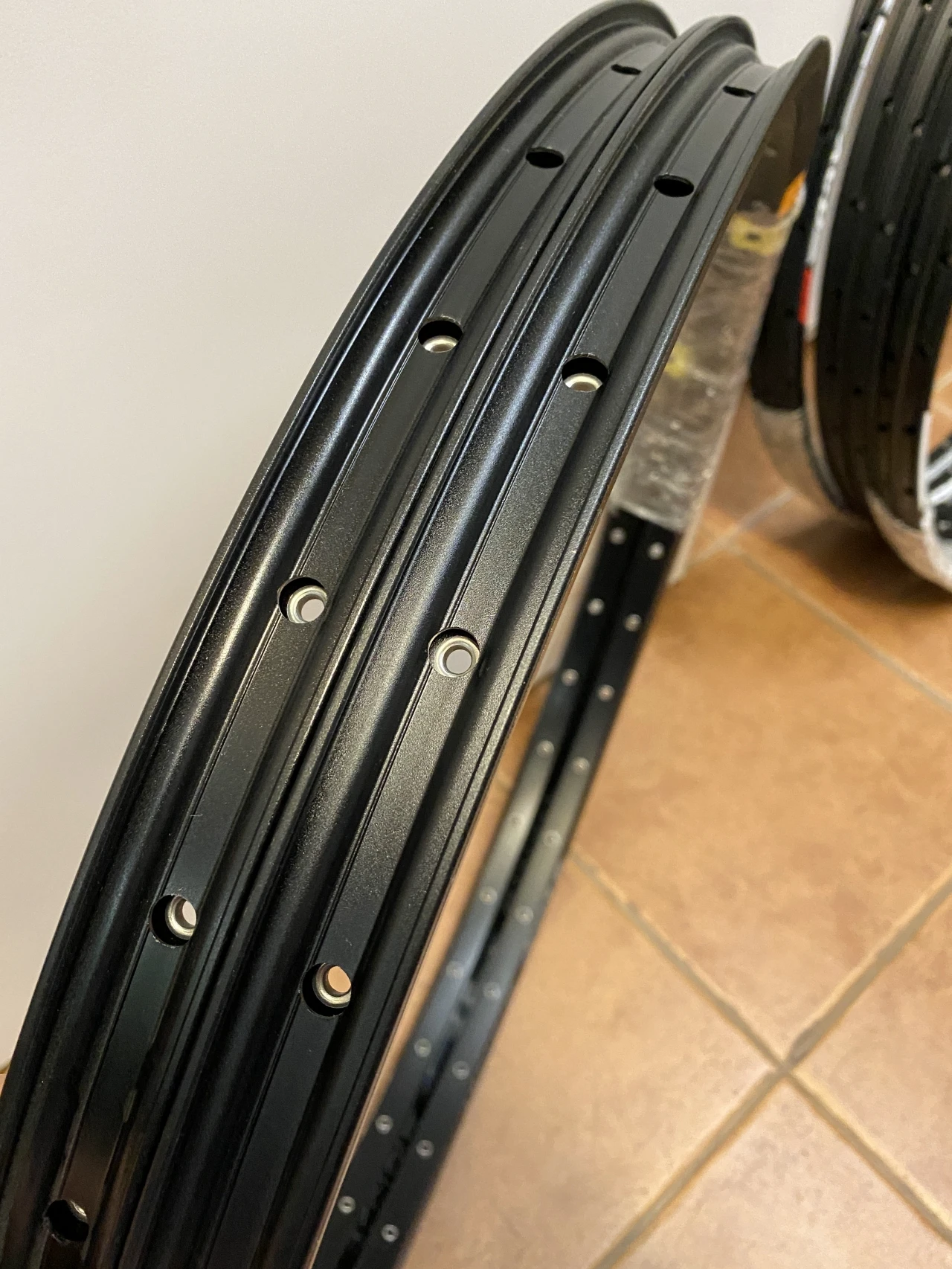 1. Jante Kore MEGA Black 27.5", 32 gauri, capsate, pentru disc