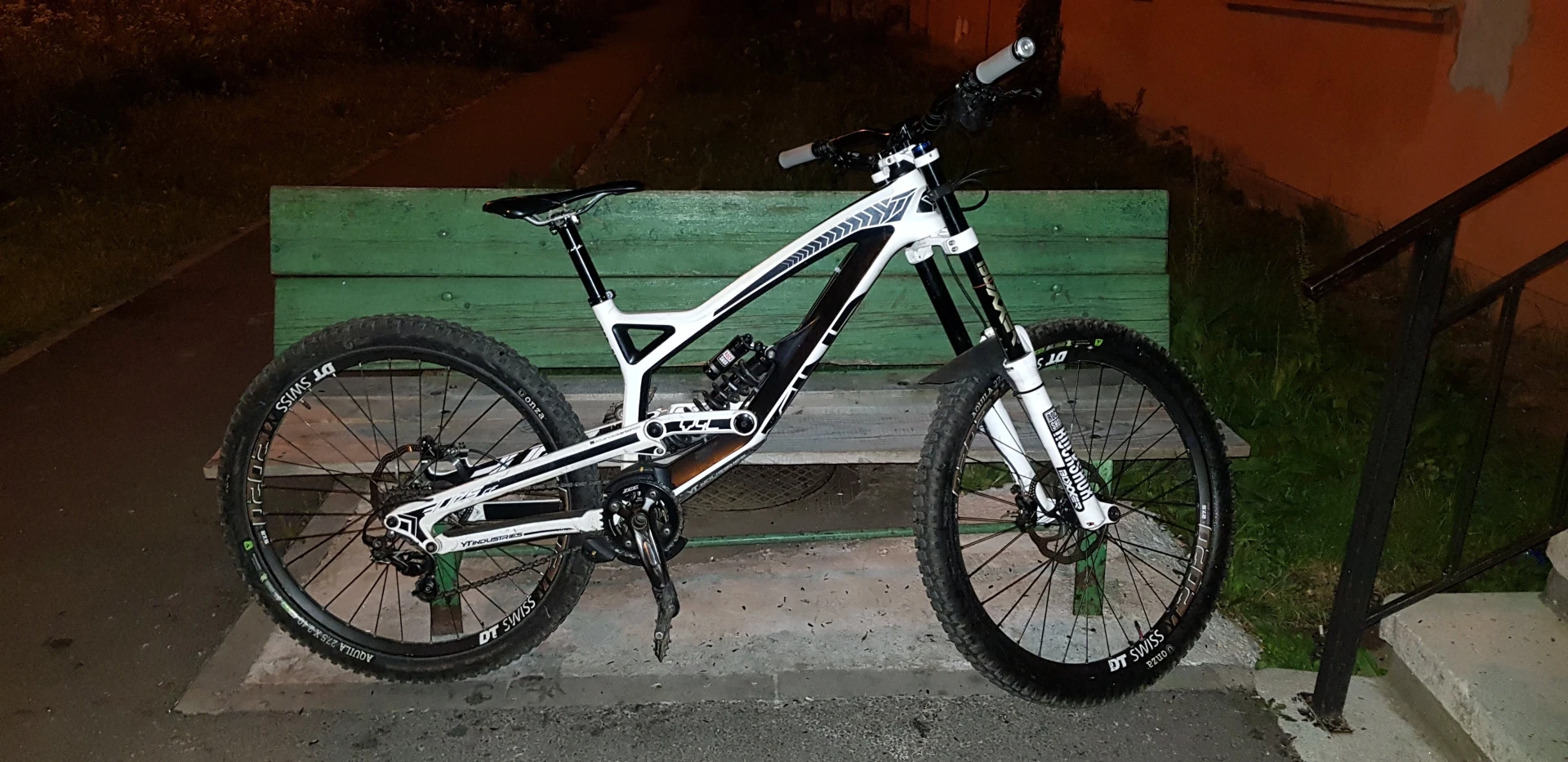 1. Bicicleta YT Tues