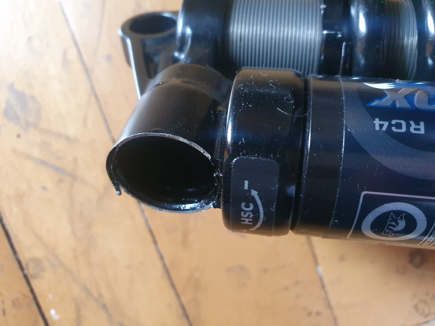 1. Fox dhx rc4 DEFECT