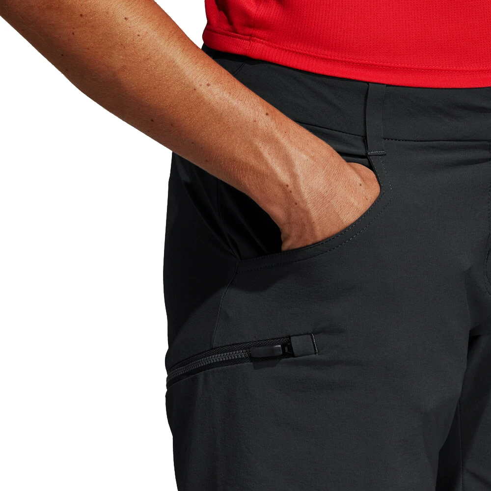 4. NOU! Pantaloni scurti Adidas TrailX