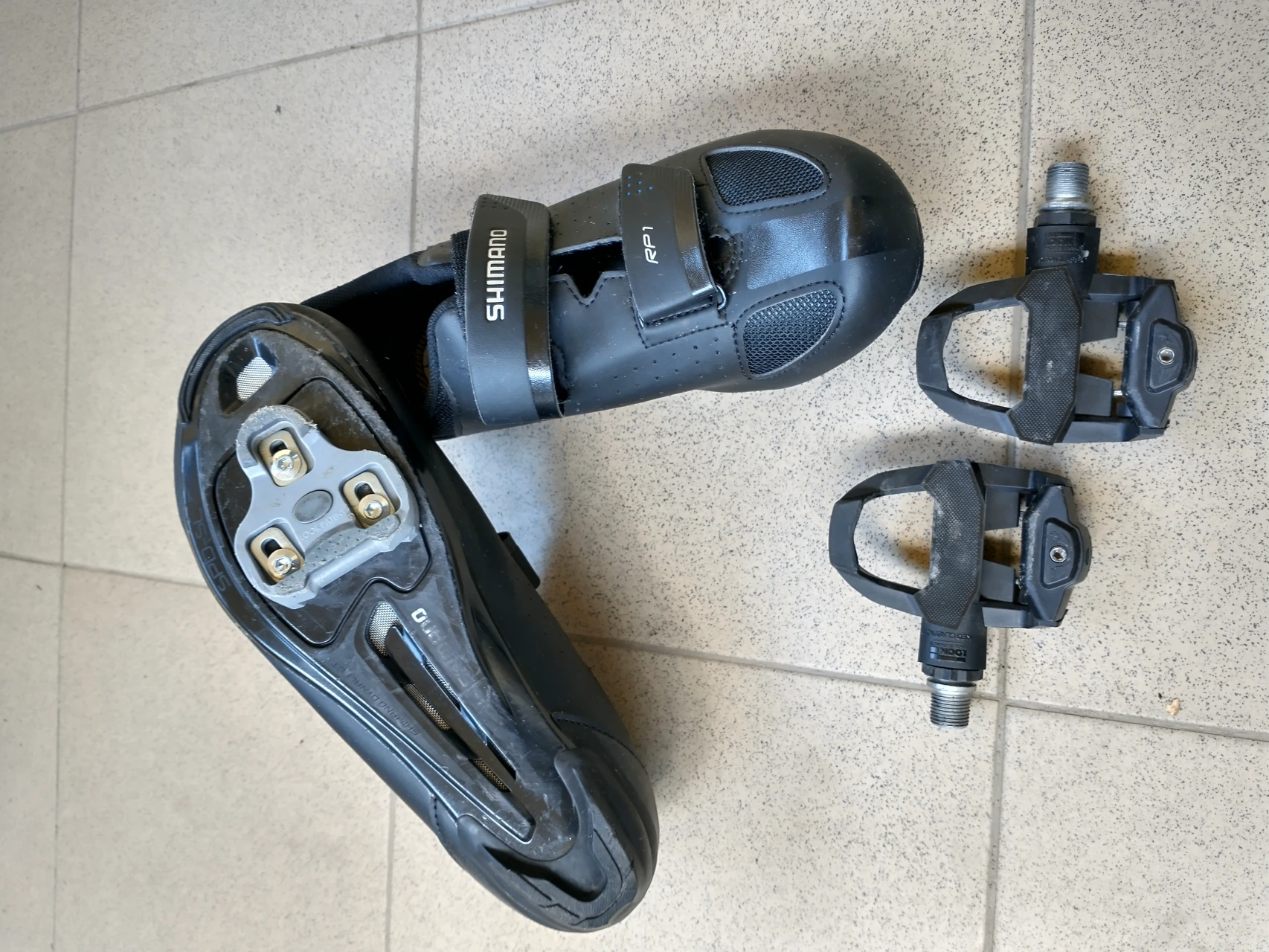 1. Pantofi Shimano cu clipsuri si pedale