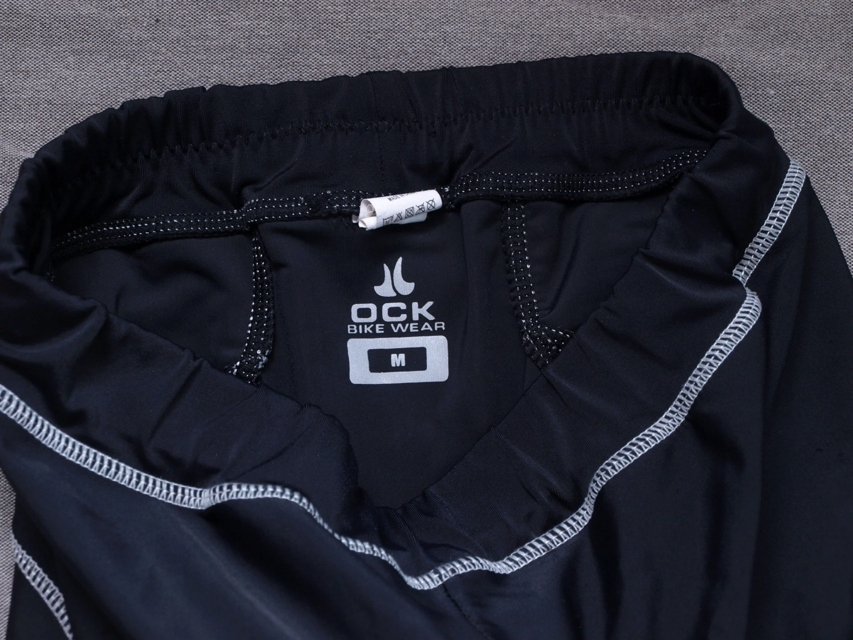 1. Pantaloni scurti Ock M