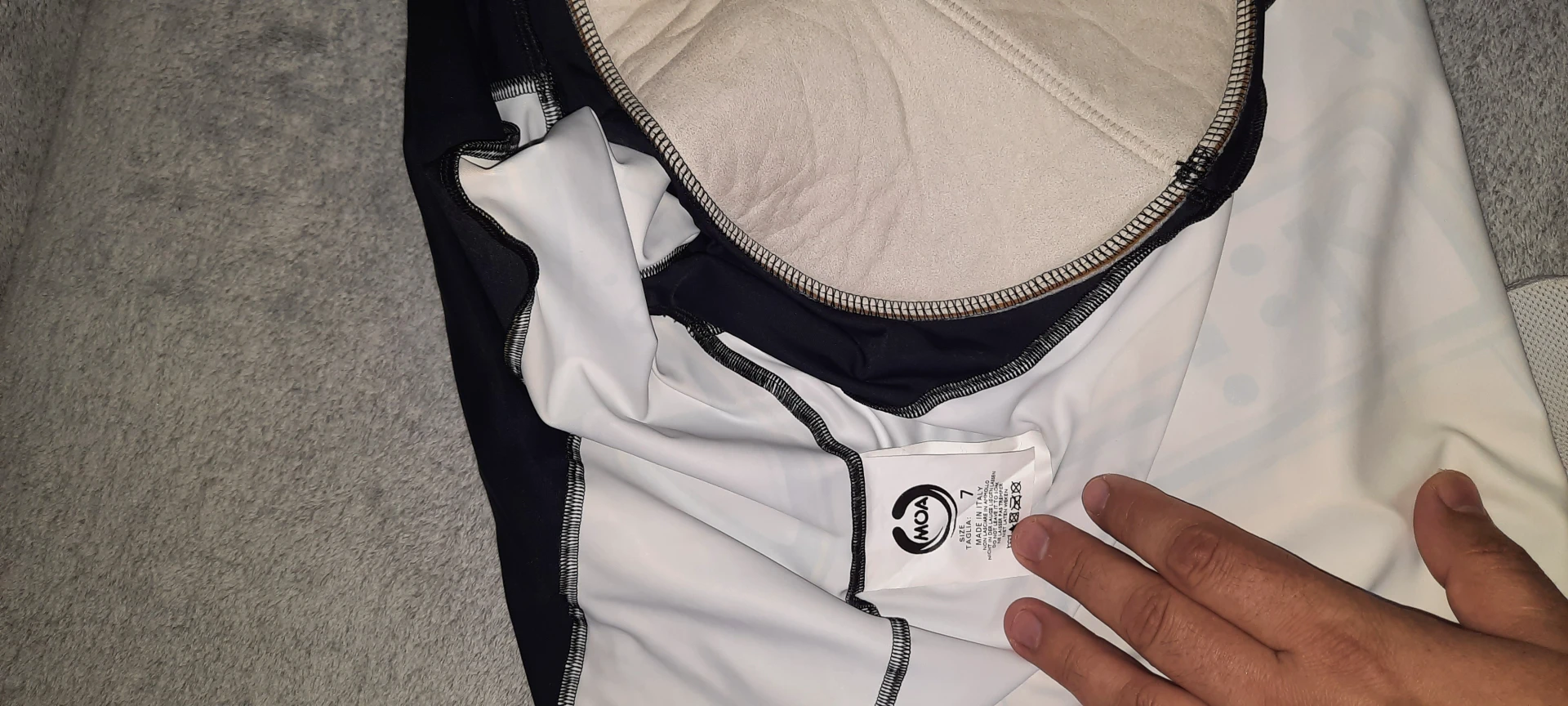 1. Pantaloni Scott