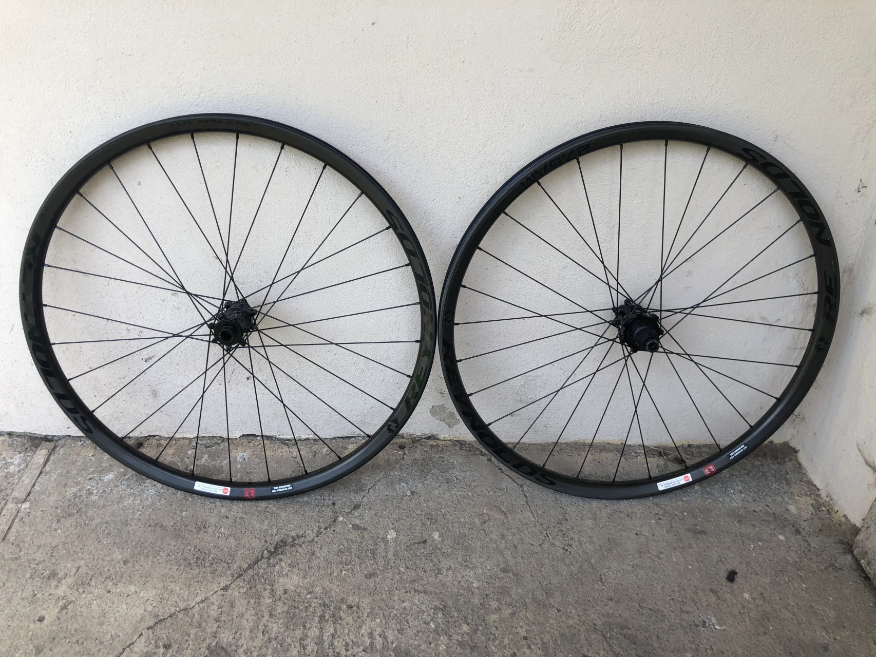 1. Set Roti Reynolds Carbon 27.5 AM