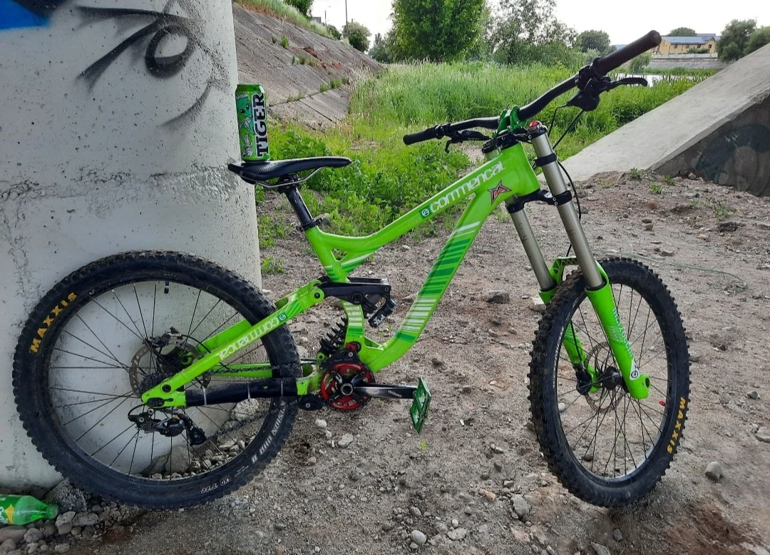 1. Bicicletă downhill commencall