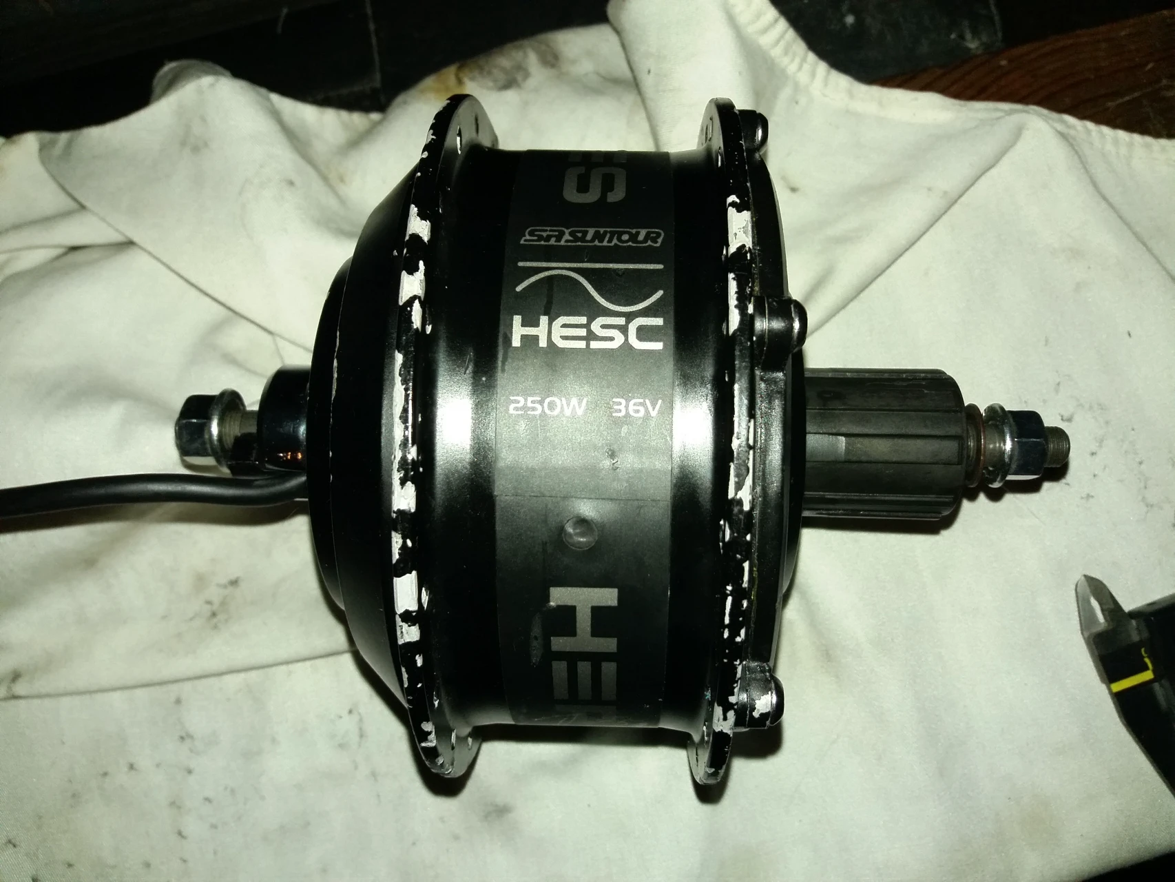 1. Butuc motor spate e-bike Suntour