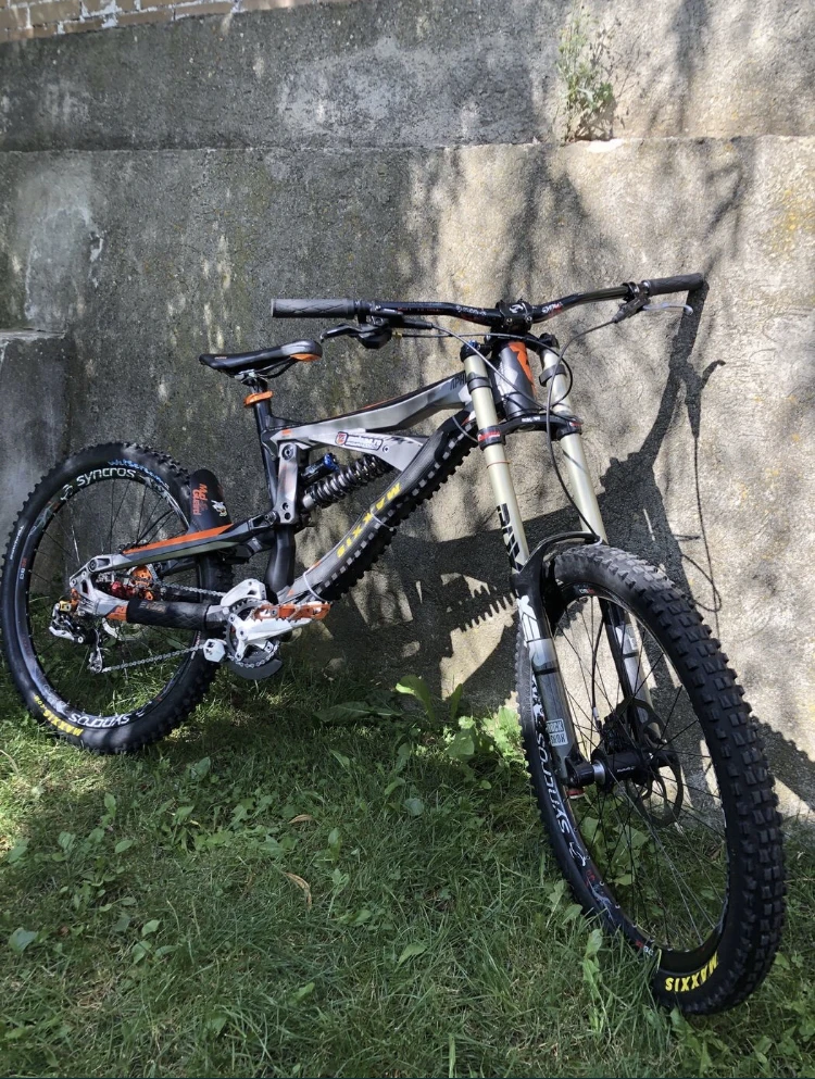 1. Downhill KTM Apex