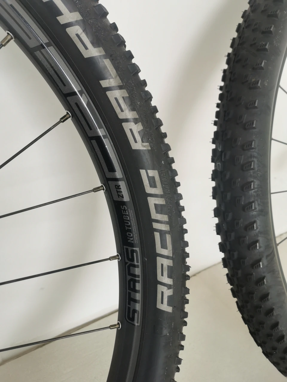 1. Roti tubeless Stans Notubes Crest