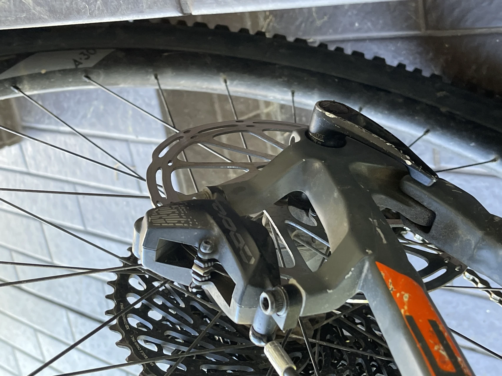 1. Cube stereo 140 carbon full fox kashima