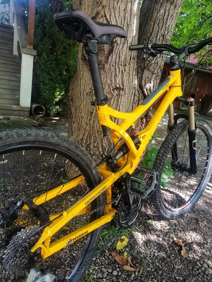 1. Bicicleta trail/all-mountain Mongoose