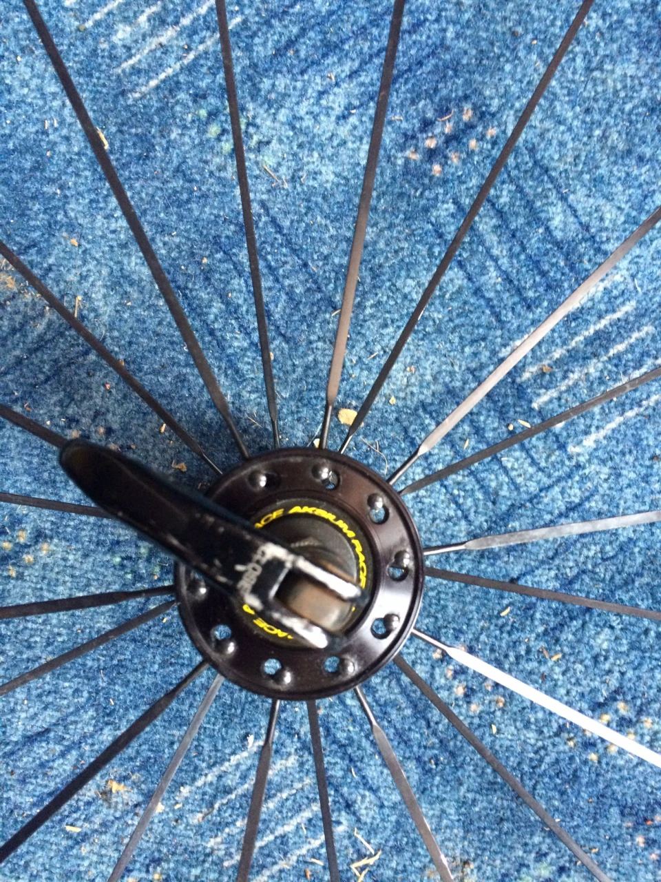 1. Roata fata cursiera mavic aksium race