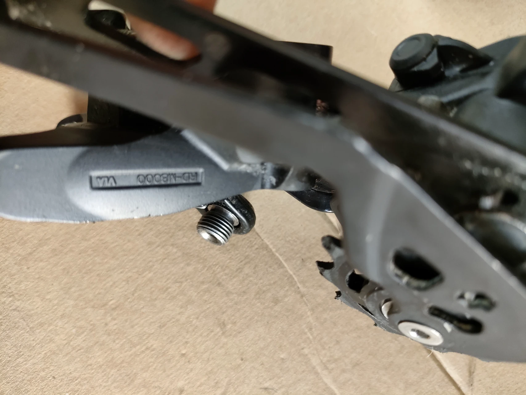 1. Schimbator pinioane Shimano Deore XT / RD-M8000 GS -11s