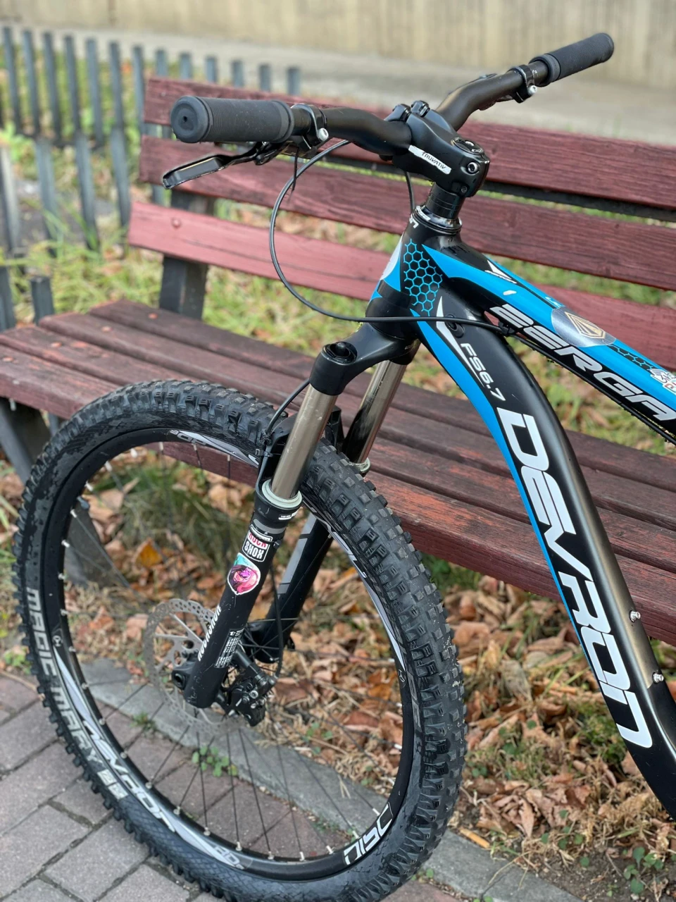 1. Vând bicicleta Devron Zerge