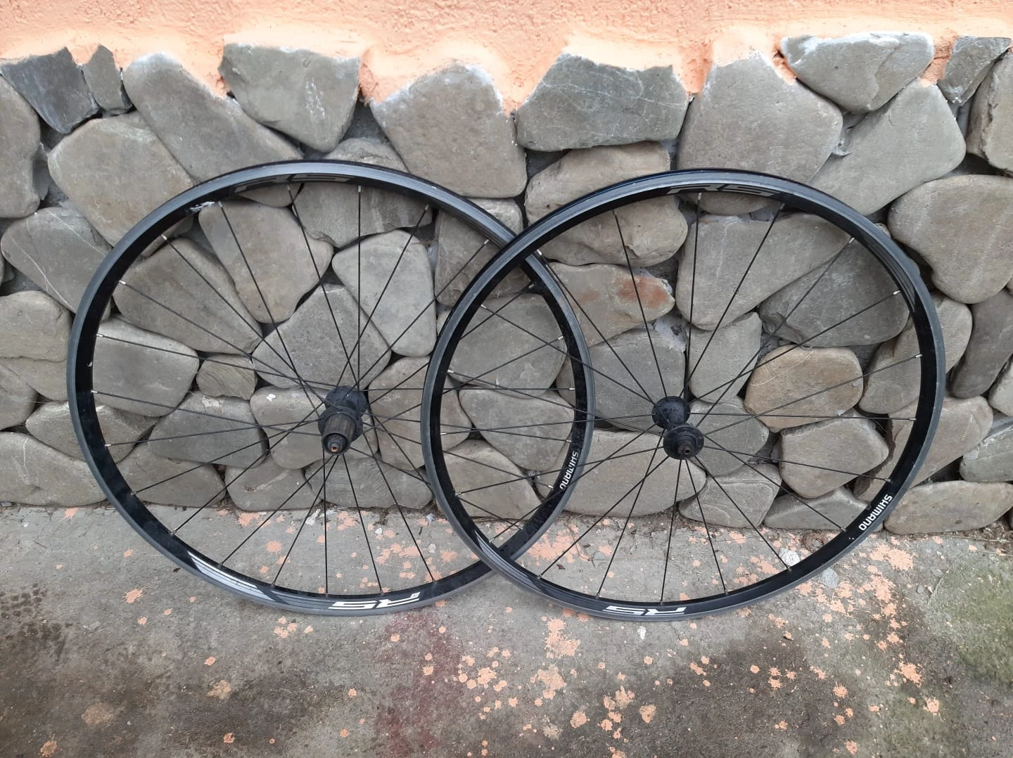 3. Roți cursiera Shimano RS