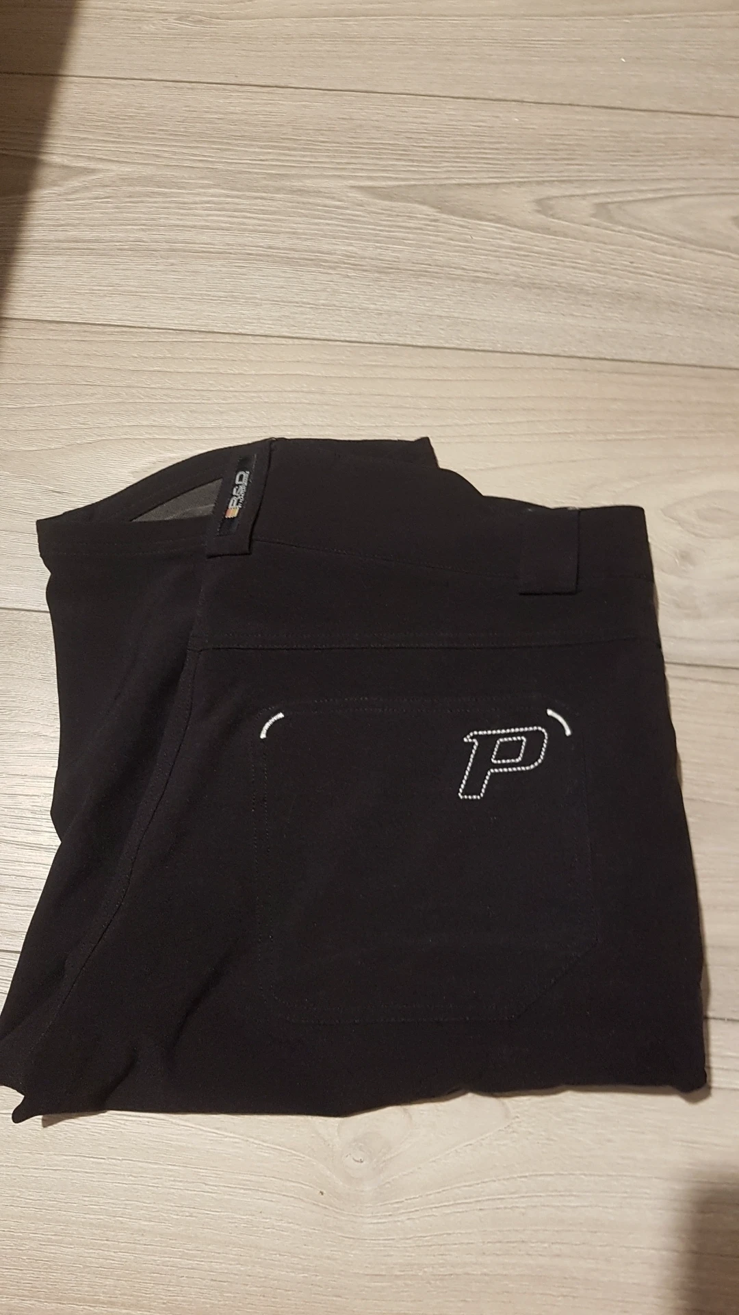1. Pantaloni outdoor Peak Performance