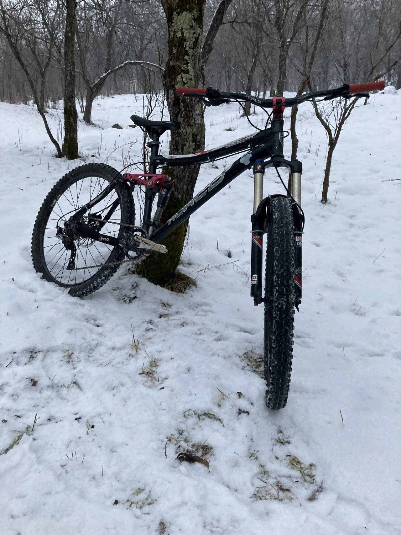1. Vând bicicleta de enduro