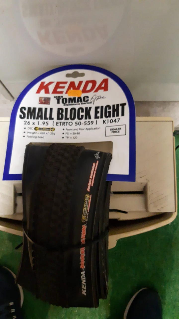 1. Kenda Small Block Eight Foldabil John Tomac Signature 26x1.95