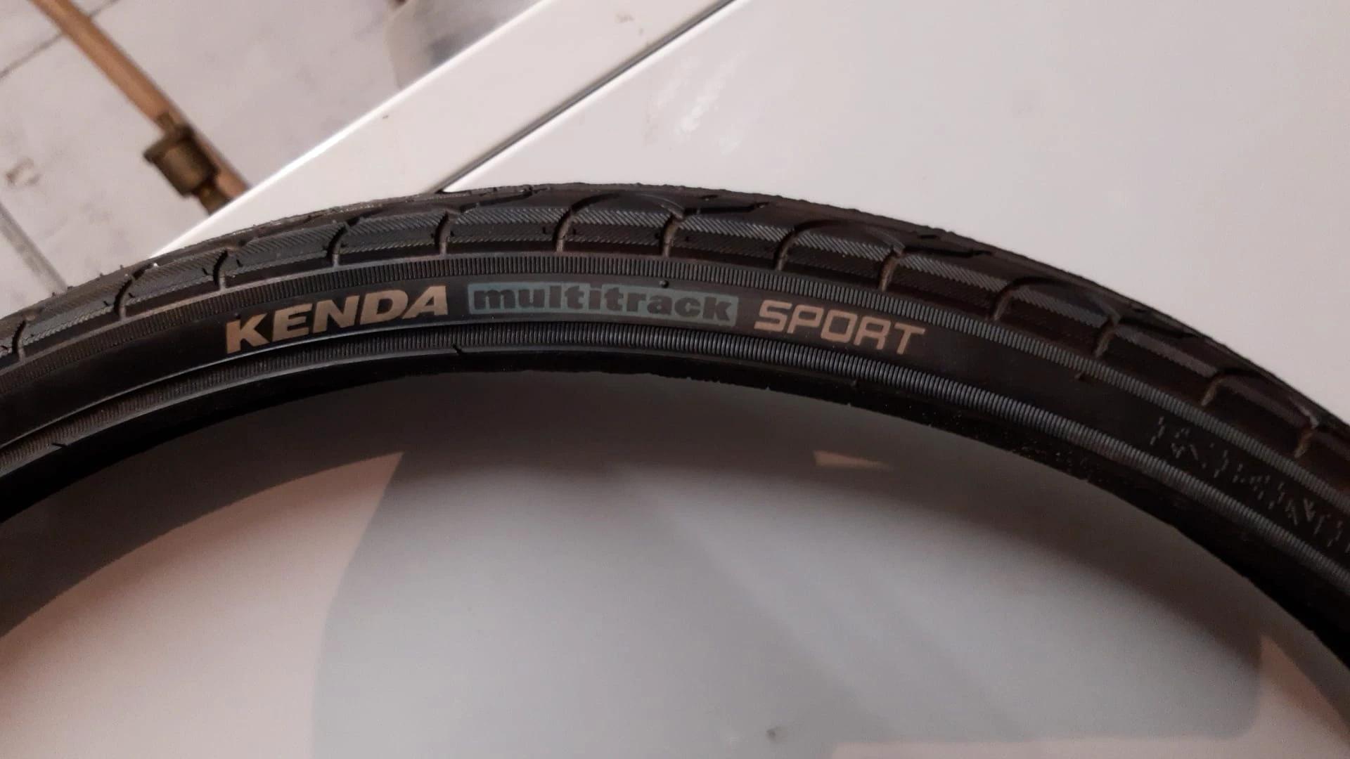 1. Kenda Multitrack Sport Sarma 26x1.50