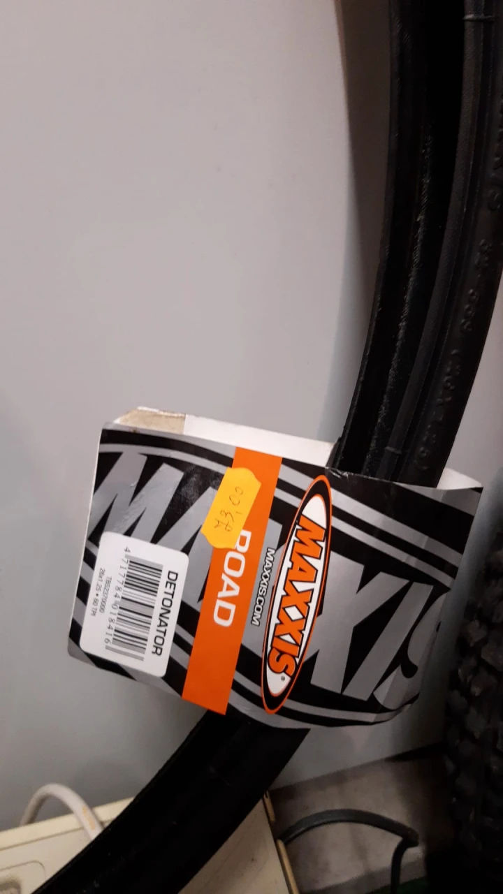 1. Maxxis Detonator Sarma 26x1.25