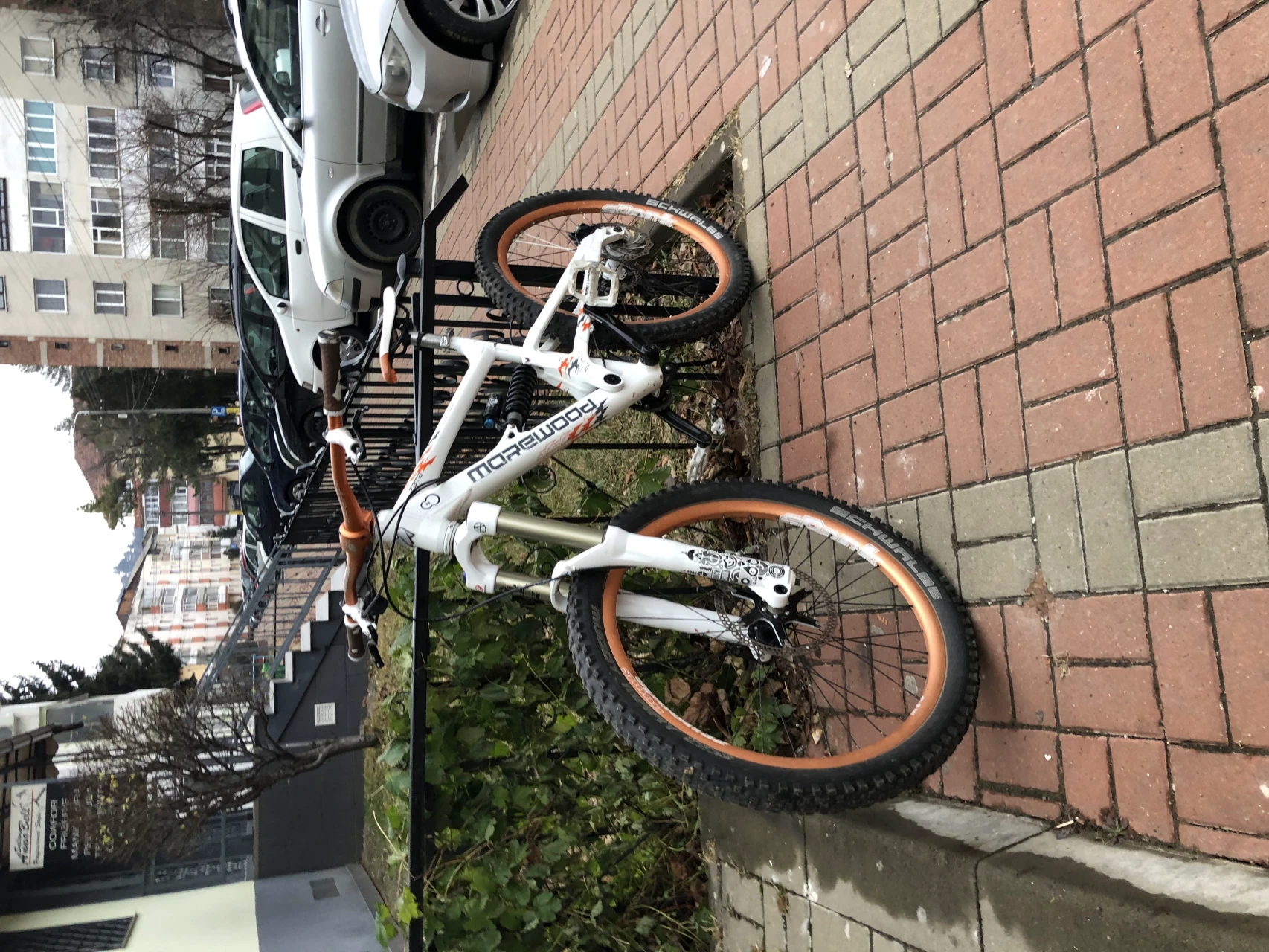 1. Vând bicicleta freeride Morewood