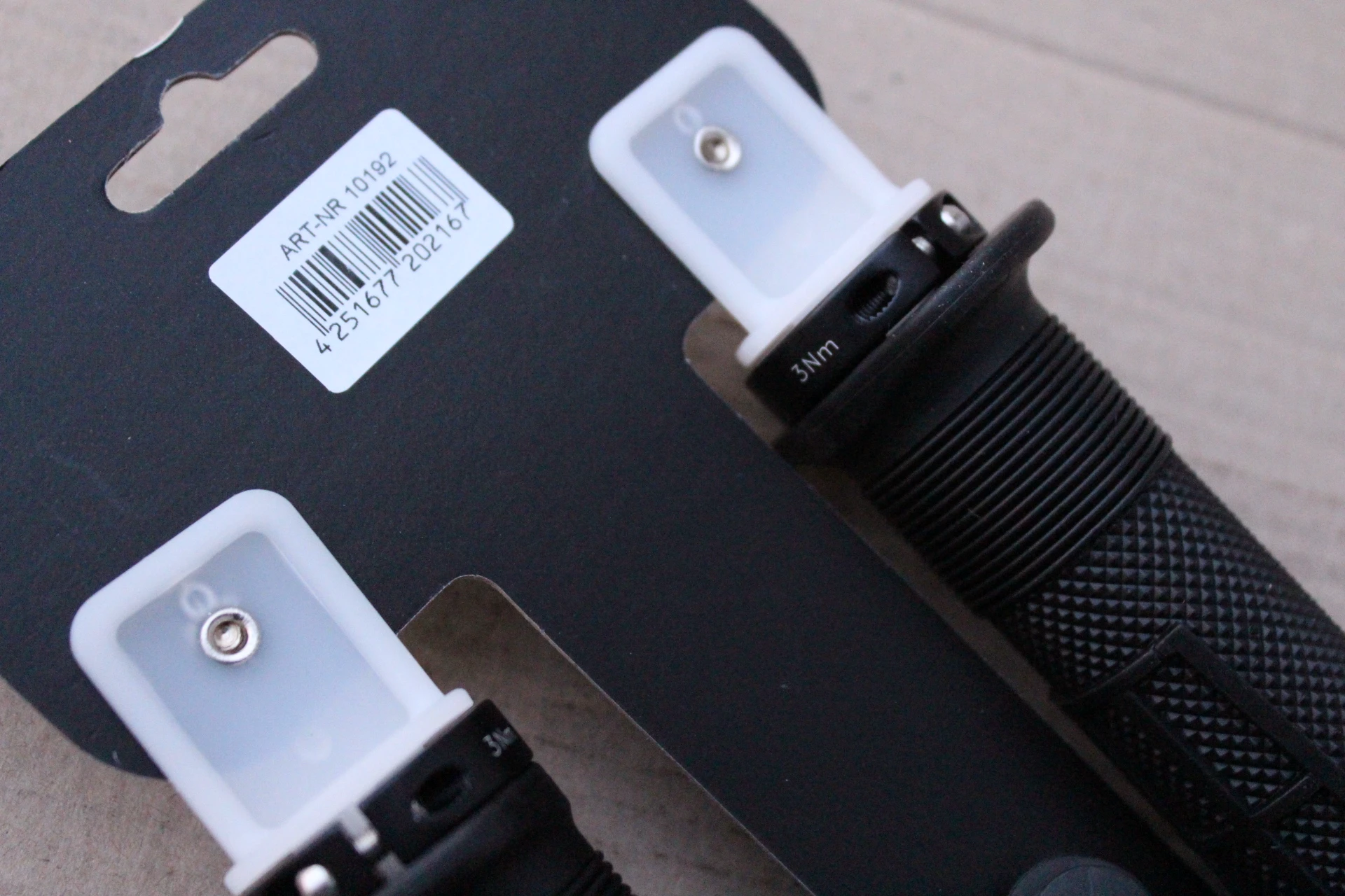 3. Katana GC4 Endura Grips - lock on