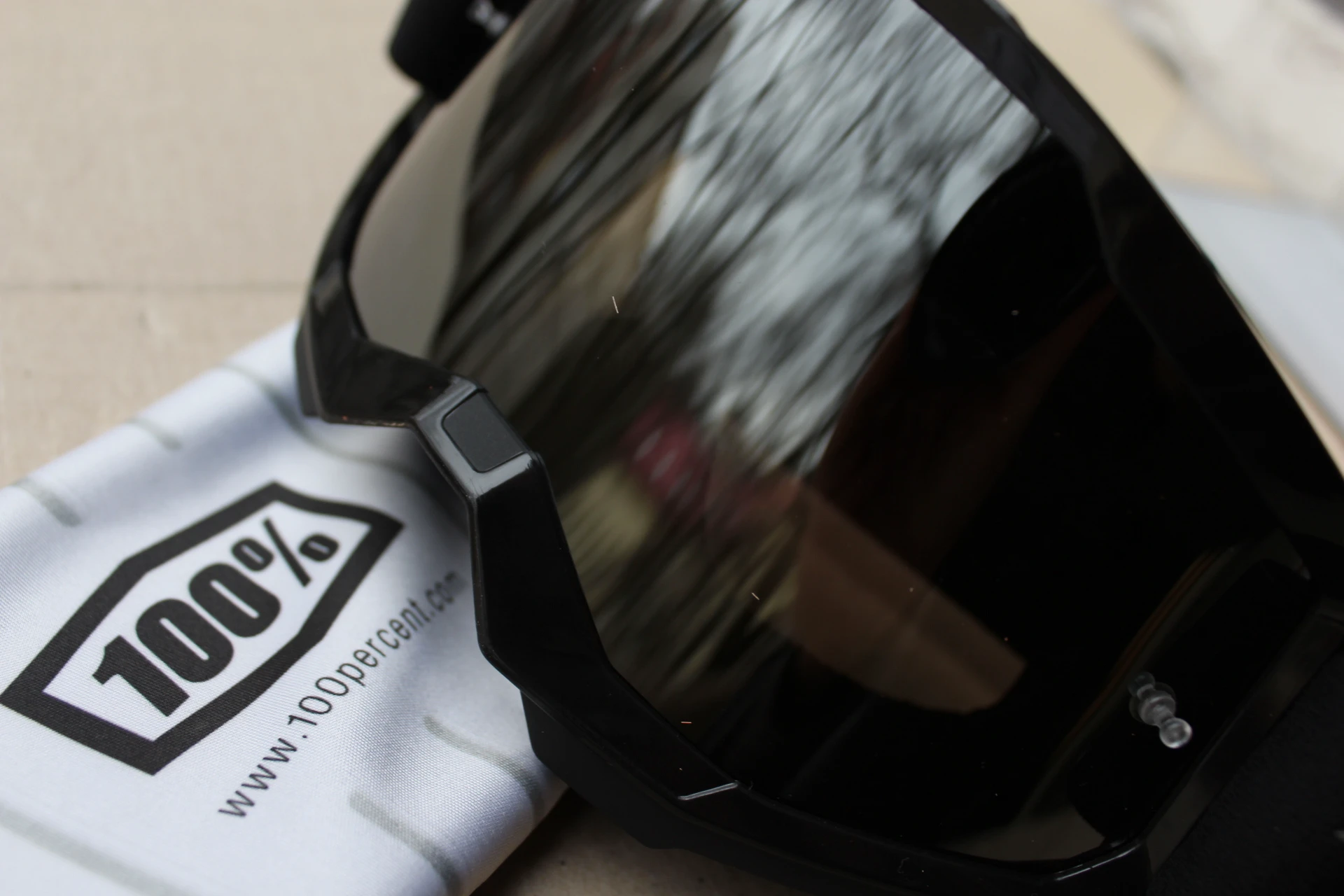 1. 100% Strata 2 Stealth Black - Goggle Silver Mirror Lens + sticker