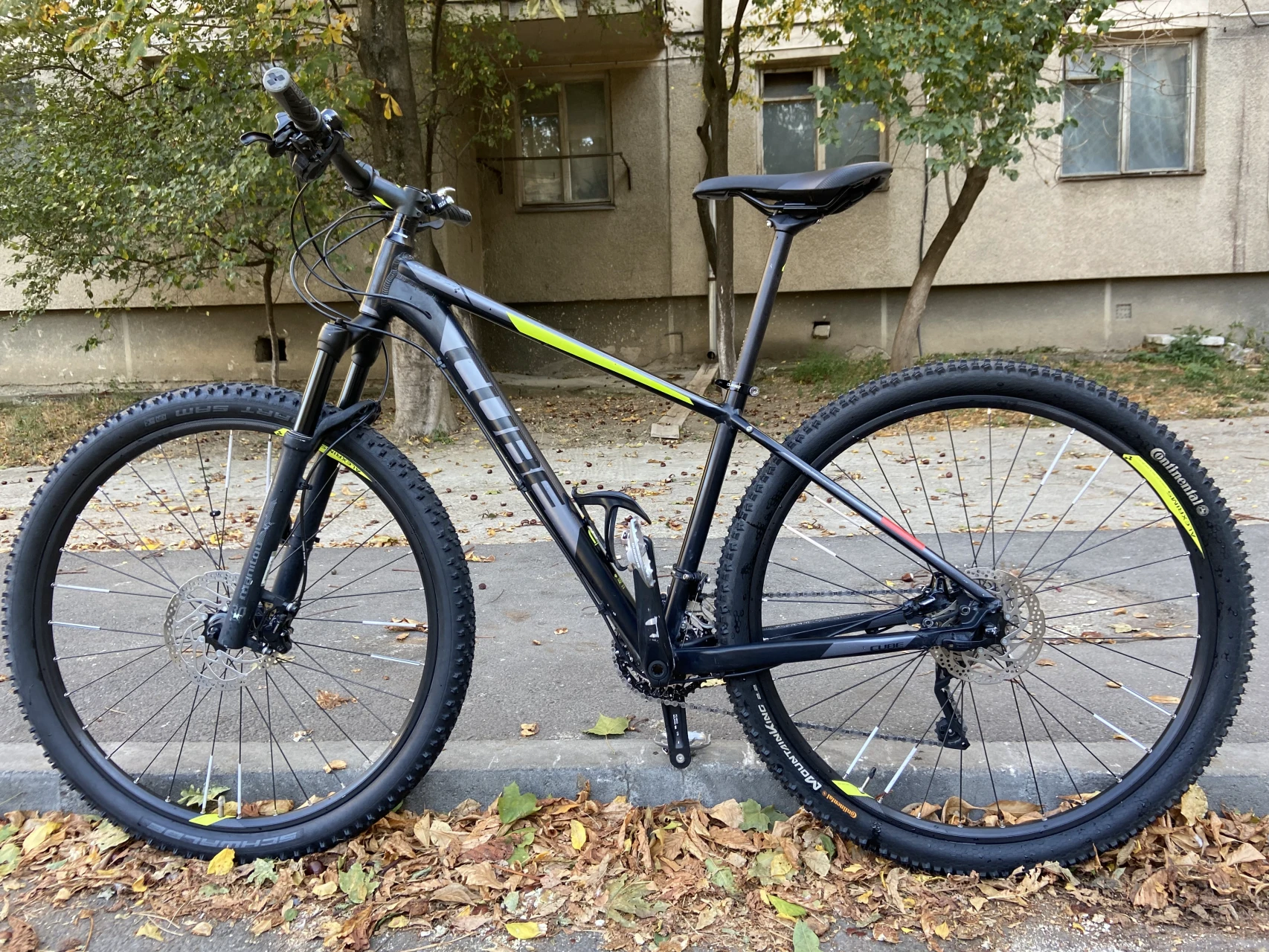 1. Vând bicicletă Cube Acid