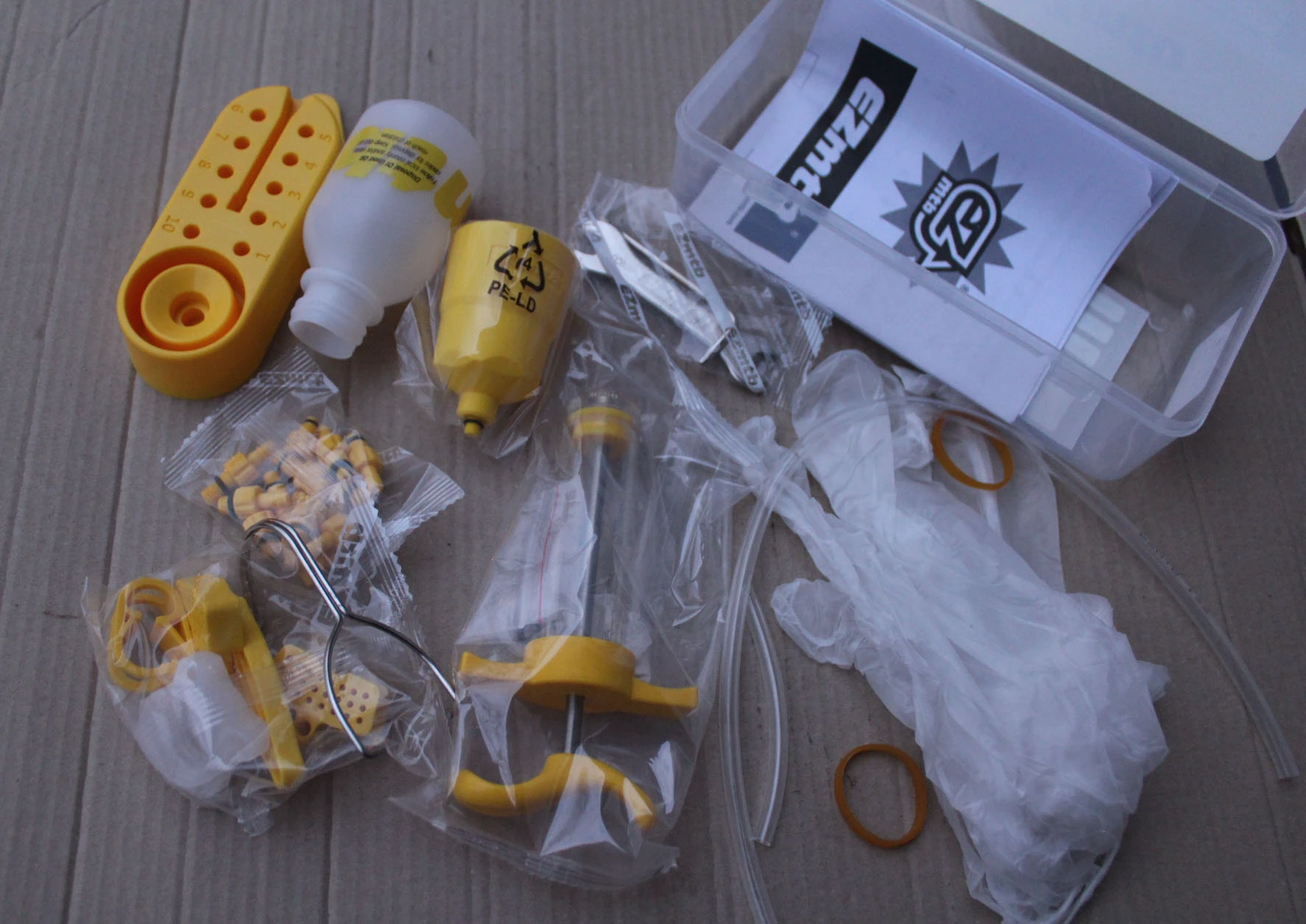 2. Bleed kit EZ Universal Comp - pentru frane, dropper si shock hidraulic