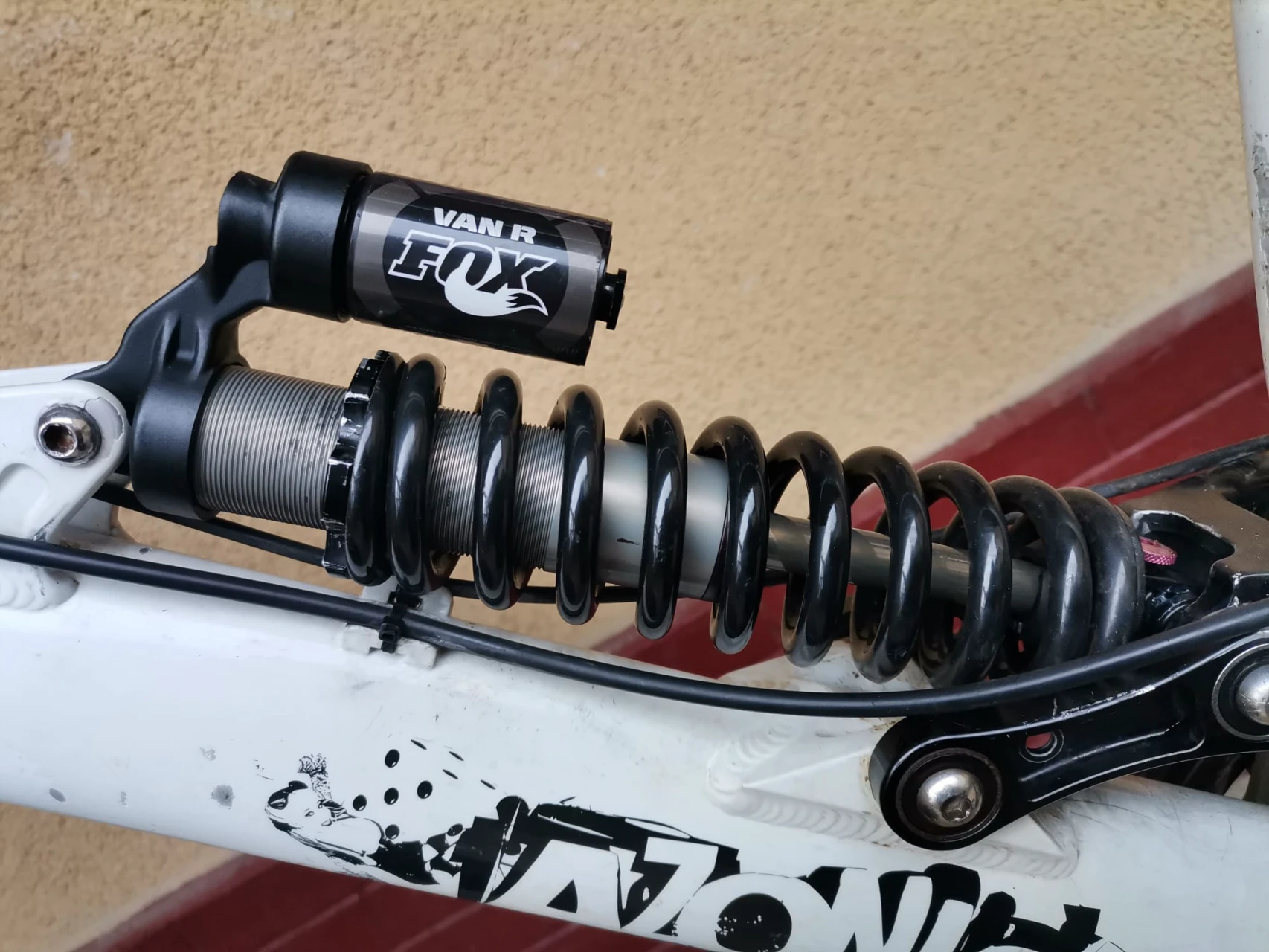 1. Vand bicicleta downhill