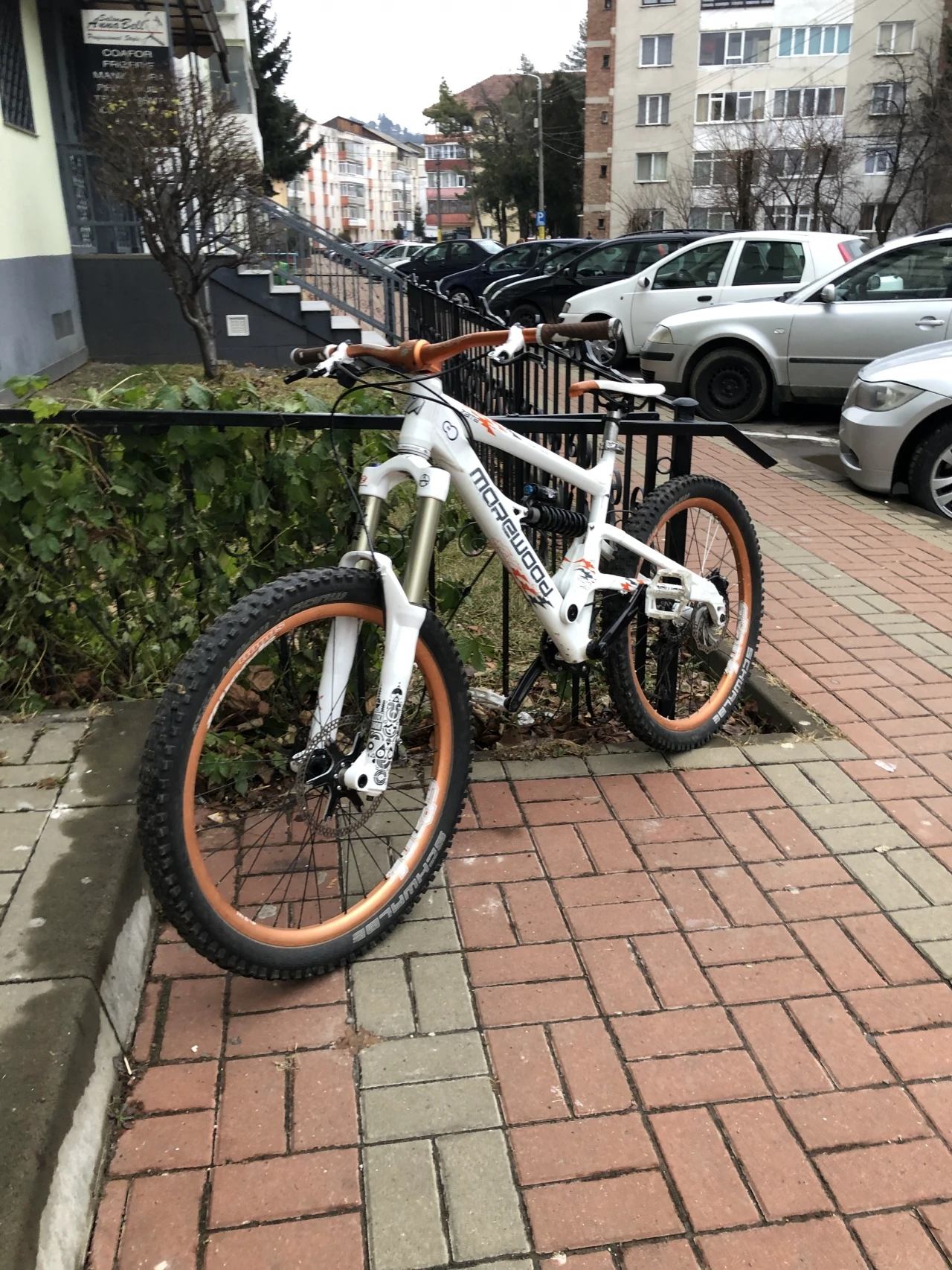 1. Vând bicicleta Morewood freeride