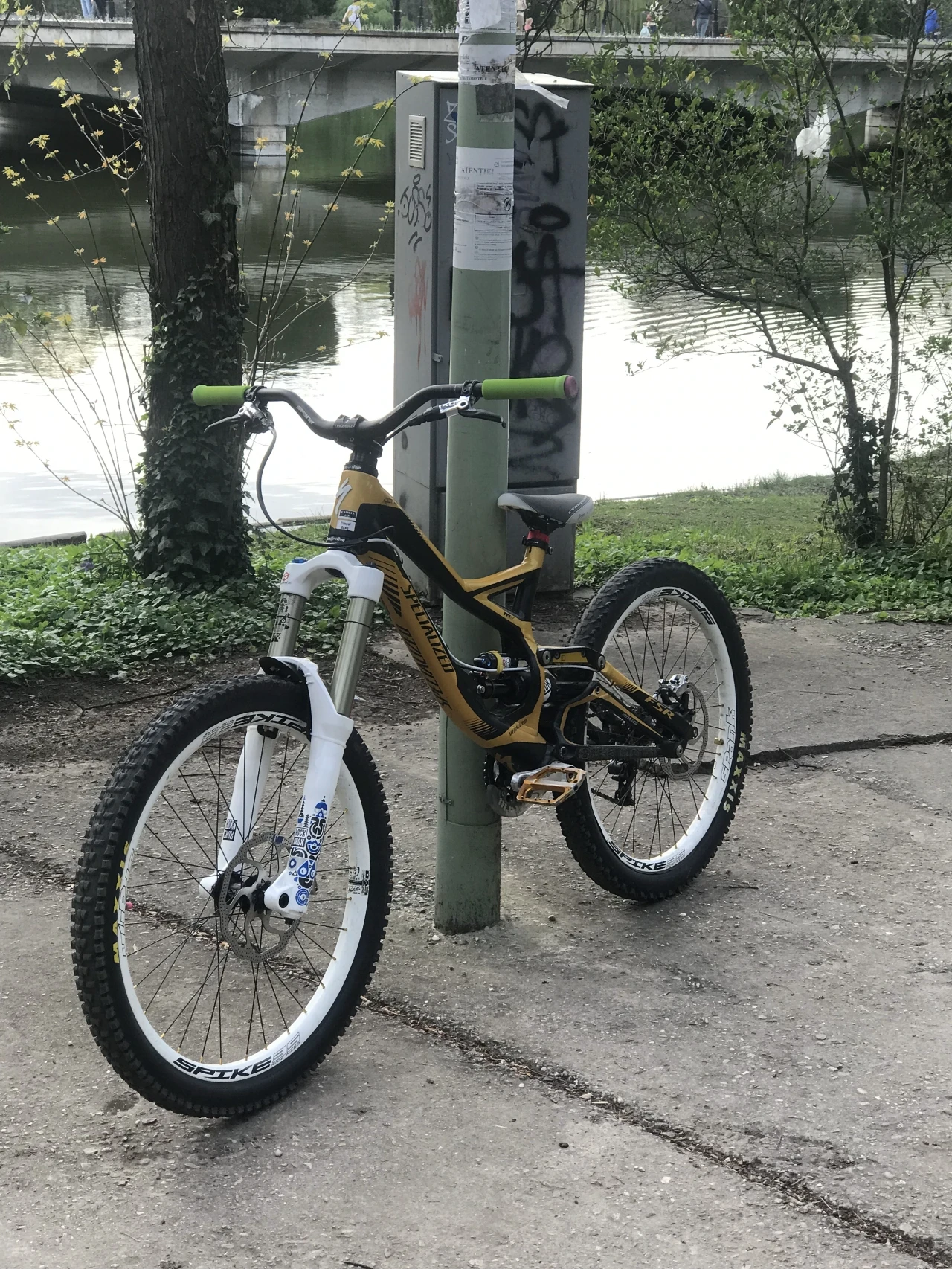 1. Cadru Specialized Demo 8 2011 M (FARA SHOCK)
