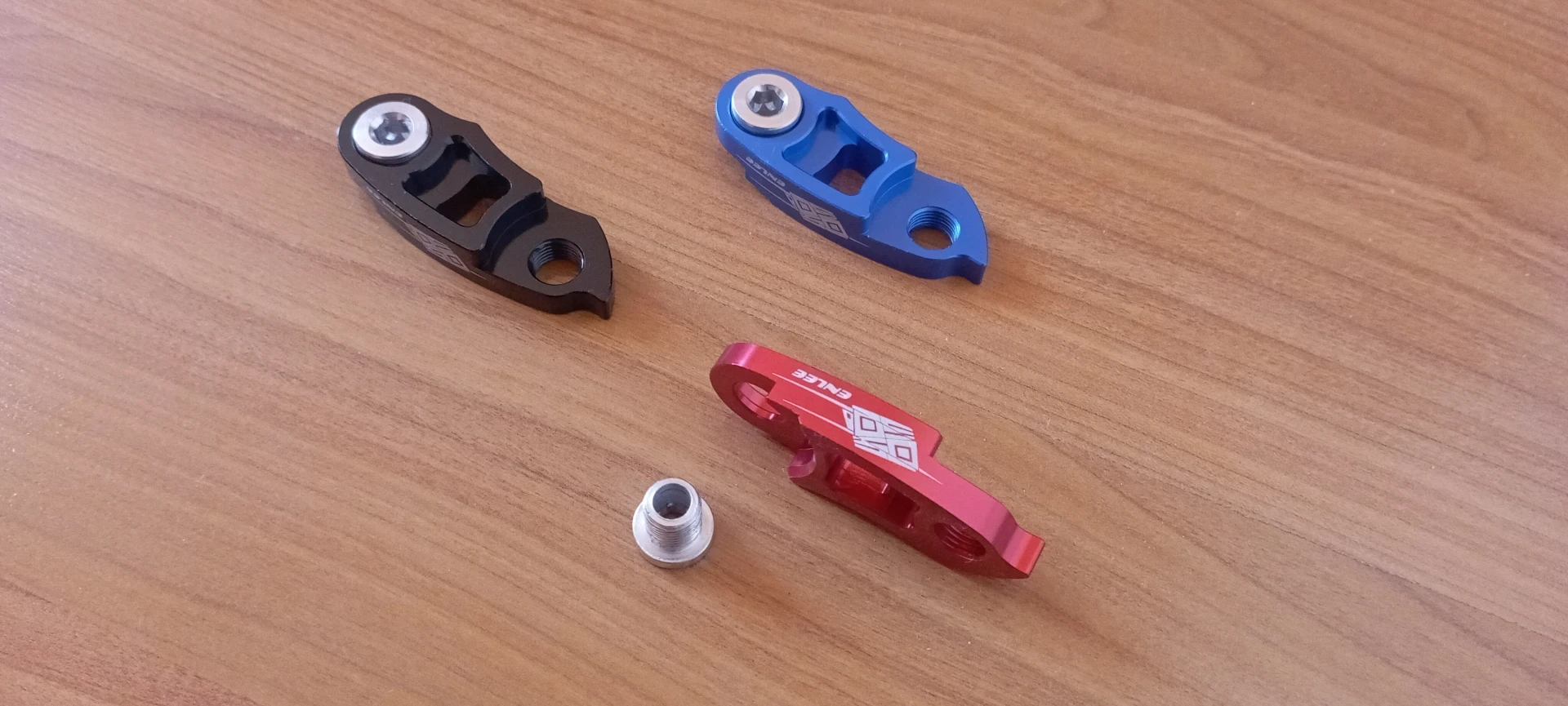 1. Adaptor ureche cadru
